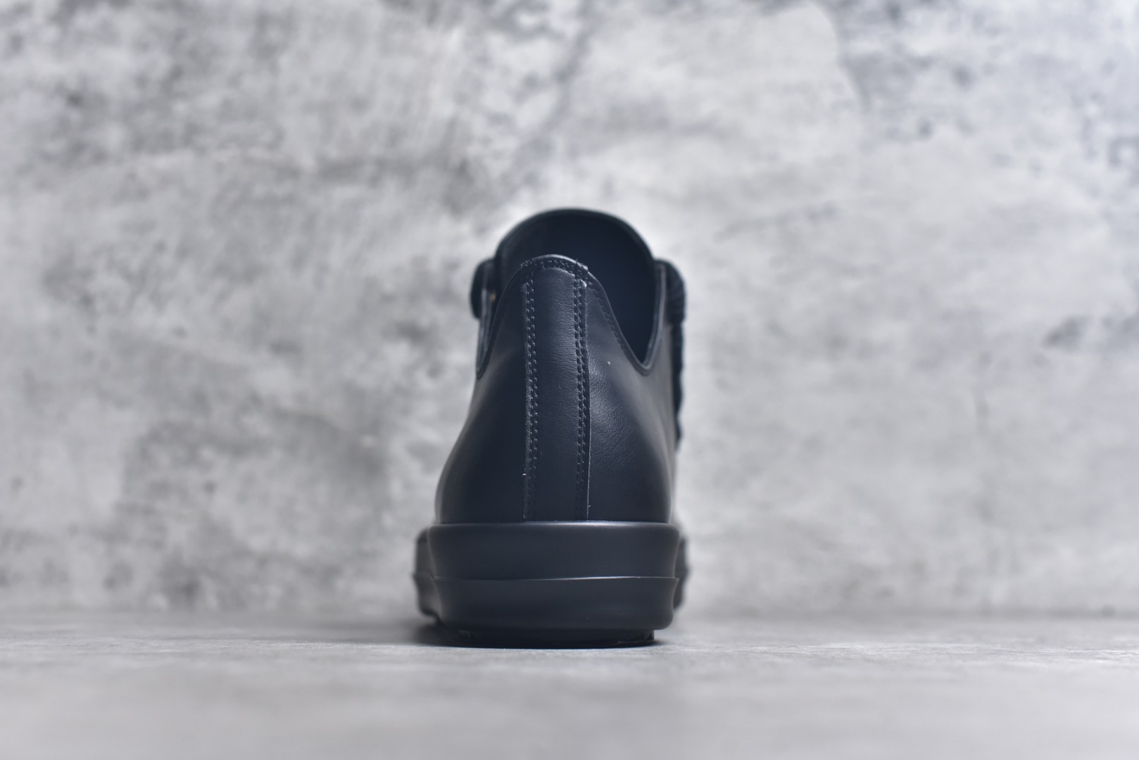 图片[5]-#Rick Owens Drkshdw 瑞克·欧文斯低帮皮面时尚运动板鞋 全黑 二级市场已经7K以上 平台客户随意卖四位数 RO广东原厂出品 纯原天花板 原版一比一复刻 冲正绝不翻车 还原度达到百分之98以上 原楦开发纸版版型 ZP拆解原版1：1复模裁片纸版 力求做到0错位 这样才能达到和zp一致的鞋型味道 采用进口cnc数控机床开发对版独家tpu奶香大底 区别于市场所有版本 zp同源全头层粒面小牛皮 达到和zp一致手感 原厂进口细纹布 万邦订购原厂高弹粉红色海绵 内里搭配软质细腻羊皮 TPU高密度大底 软硬度透光度高已经测试和原版一致 尺码：36 37 38 39 40 41 42 43 44 45 46-选品中心