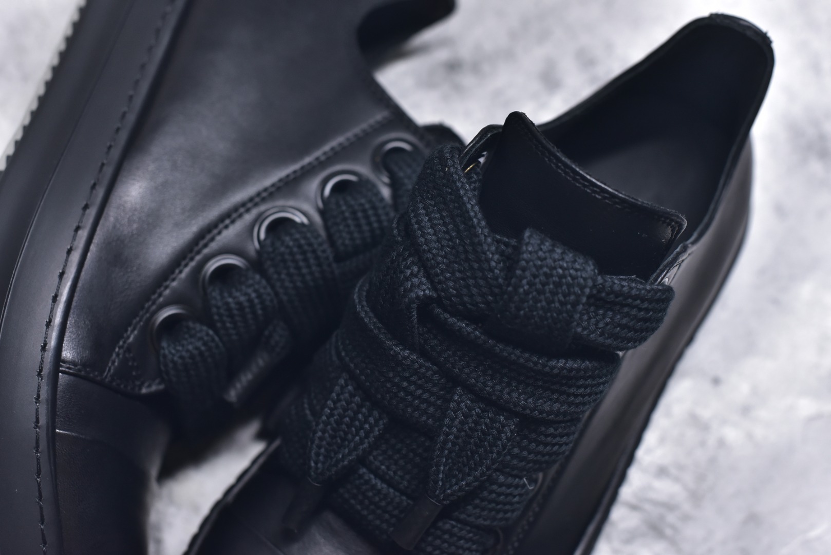 图片[9]-#Rick Owens Drkshdw 瑞克·欧文斯低帮皮面时尚运动板鞋 全黑 二级市场已经7K以上 平台客户随意卖四位数 RO广东原厂出品 纯原天花板 原版一比一复刻 冲正绝不翻车 还原度达到百分之98以上 原楦开发纸版版型 ZP拆解原版1：1复模裁片纸版 力求做到0错位 这样才能达到和zp一致的鞋型味道 采用进口cnc数控机床开发对版独家tpu奶香大底 区别于市场所有版本 zp同源全头层粒面小牛皮 达到和zp一致手感 原厂进口细纹布 万邦订购原厂高弹粉红色海绵 内里搭配软质细腻羊皮 TPU高密度大底 软硬度透光度高已经测试和原版一致 尺码：36 37 38 39 40 41 42 43 44 45 46-选品中心
