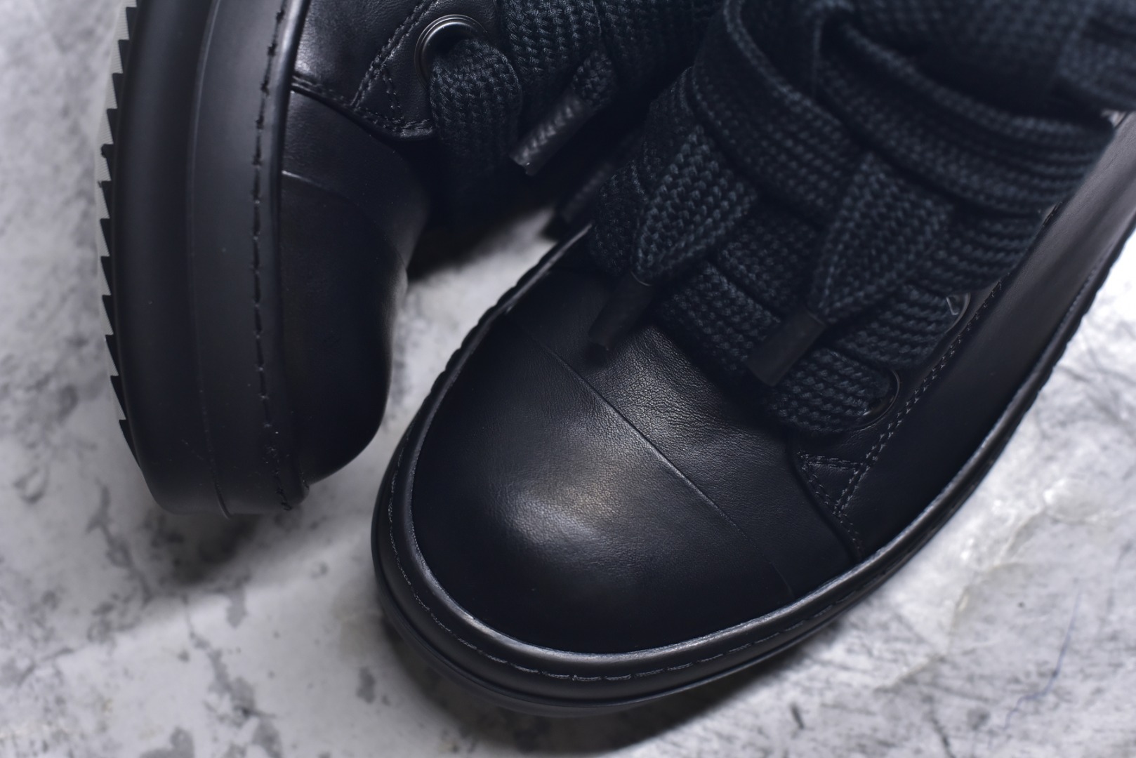 图片[8]-#Rick Owens Drkshdw 瑞克·欧文斯低帮皮面时尚运动板鞋 全黑 二级市场已经7K以上 平台客户随意卖四位数 RO广东原厂出品 纯原天花板 原版一比一复刻 冲正绝不翻车 还原度达到百分之98以上 原楦开发纸版版型 ZP拆解原版1：1复模裁片纸版 力求做到0错位 这样才能达到和zp一致的鞋型味道 采用进口cnc数控机床开发对版独家tpu奶香大底 区别于市场所有版本 zp同源全头层粒面小牛皮 达到和zp一致手感 原厂进口细纹布 万邦订购原厂高弹粉红色海绵 内里搭配软质细腻羊皮 TPU高密度大底 软硬度透光度高已经测试和原版一致 尺码：36 37 38 39 40 41 42 43 44 45 46-选品中心