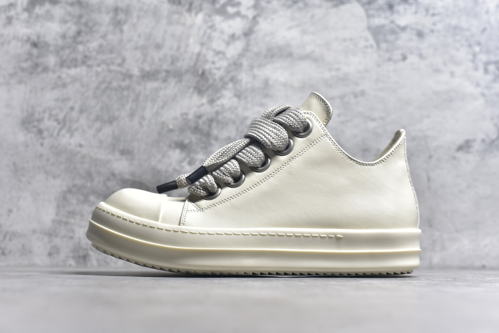 #Rick Owens Drkshdw 瑞克·欧文斯低帮皮面时尚运动板鞋 米白色 二级市场已经7K以上 平台客户随意卖四位数 RO广东原厂出品 纯原天花板 原版一比一复刻 冲正绝不翻车 还原度达到百分之98以上 原楦开发纸版版型 ZP拆解原版1：1复模裁片纸版 力求做到0错位 这样才能达到和zp一致的鞋型味道 采用进口cnc数控机床开发对版独家tpu奶香大底 区别于市场所有版本 zp同源全头层粒面小牛皮 达到和zp一致手感 原厂进口细纹布 万邦订购原厂高弹粉红色海绵 内里搭配软质细腻羊皮 TPU高密度大底 软硬度透光度高已经测试和原版一致 尺码：36 37 38 39 40 41 42 43 44 45 46-选品中心