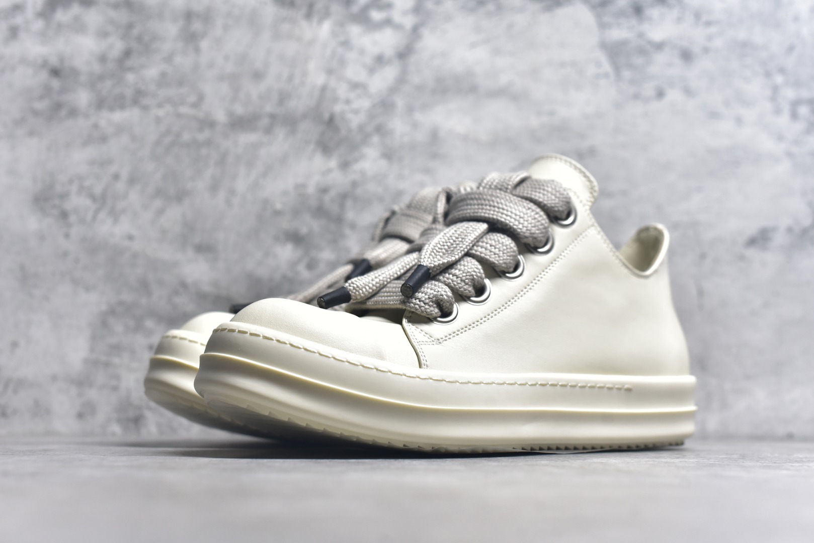 图片[2]-#Rick Owens Drkshdw 瑞克·欧文斯低帮皮面时尚运动板鞋 米白色 二级市场已经7K以上 平台客户随意卖四位数 RO广东原厂出品 纯原天花板 原版一比一复刻 冲正绝不翻车 还原度达到百分之98以上 原楦开发纸版版型 ZP拆解原版1：1复模裁片纸版 力求做到0错位 这样才能达到和zp一致的鞋型味道 采用进口cnc数控机床开发对版独家tpu奶香大底 区别于市场所有版本 zp同源全头层粒面小牛皮 达到和zp一致手感 原厂进口细纹布 万邦订购原厂高弹粉红色海绵 内里搭配软质细腻羊皮 TPU高密度大底 软硬度透光度高已经测试和原版一致 尺码：36 37 38 39 40 41 42 43 44 45 46-选品中心