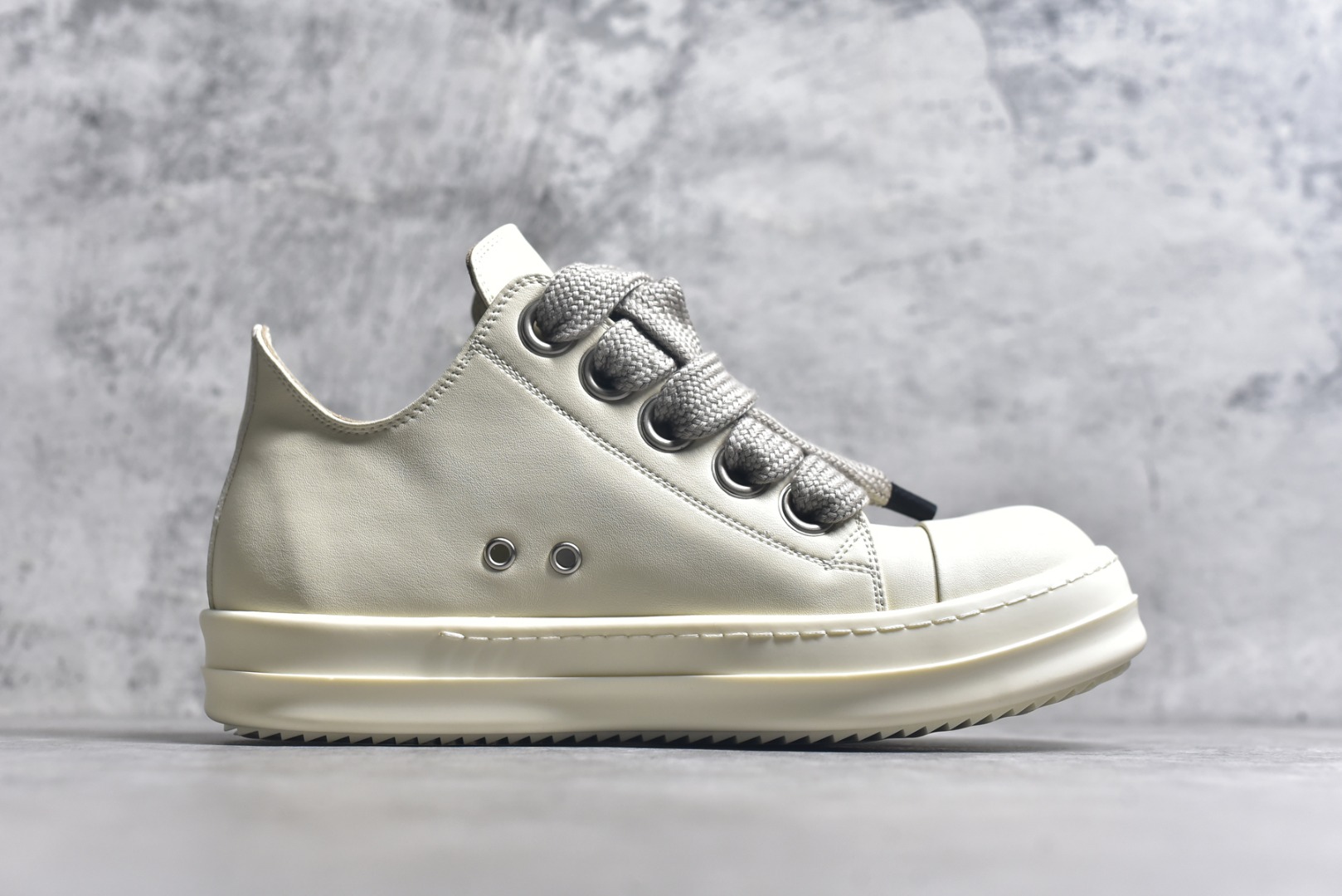 图片[3]-#Rick Owens Drkshdw 瑞克·欧文斯低帮皮面时尚运动板鞋 米白色 二级市场已经7K以上 平台客户随意卖四位数 RO广东原厂出品 纯原天花板 原版一比一复刻 冲正绝不翻车 还原度达到百分之98以上 原楦开发纸版版型 ZP拆解原版1：1复模裁片纸版 力求做到0错位 这样才能达到和zp一致的鞋型味道 采用进口cnc数控机床开发对版独家tpu奶香大底 区别于市场所有版本 zp同源全头层粒面小牛皮 达到和zp一致手感 原厂进口细纹布 万邦订购原厂高弹粉红色海绵 内里搭配软质细腻羊皮 TPU高密度大底 软硬度透光度高已经测试和原版一致 尺码：36 37 38 39 40 41 42 43 44 45 46-选品中心