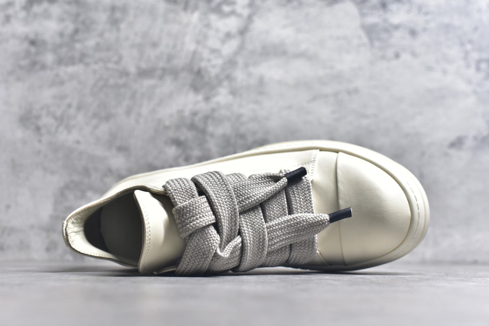 图片[4]-#Rick Owens Drkshdw 瑞克·欧文斯低帮皮面时尚运动板鞋 米白色 二级市场已经7K以上 平台客户随意卖四位数 RO广东原厂出品 纯原天花板 原版一比一复刻 冲正绝不翻车 还原度达到百分之98以上 原楦开发纸版版型 ZP拆解原版1：1复模裁片纸版 力求做到0错位 这样才能达到和zp一致的鞋型味道 采用进口cnc数控机床开发对版独家tpu奶香大底 区别于市场所有版本 zp同源全头层粒面小牛皮 达到和zp一致手感 原厂进口细纹布 万邦订购原厂高弹粉红色海绵 内里搭配软质细腻羊皮 TPU高密度大底 软硬度透光度高已经测试和原版一致 尺码：36 37 38 39 40 41 42 43 44 45 46-选品中心