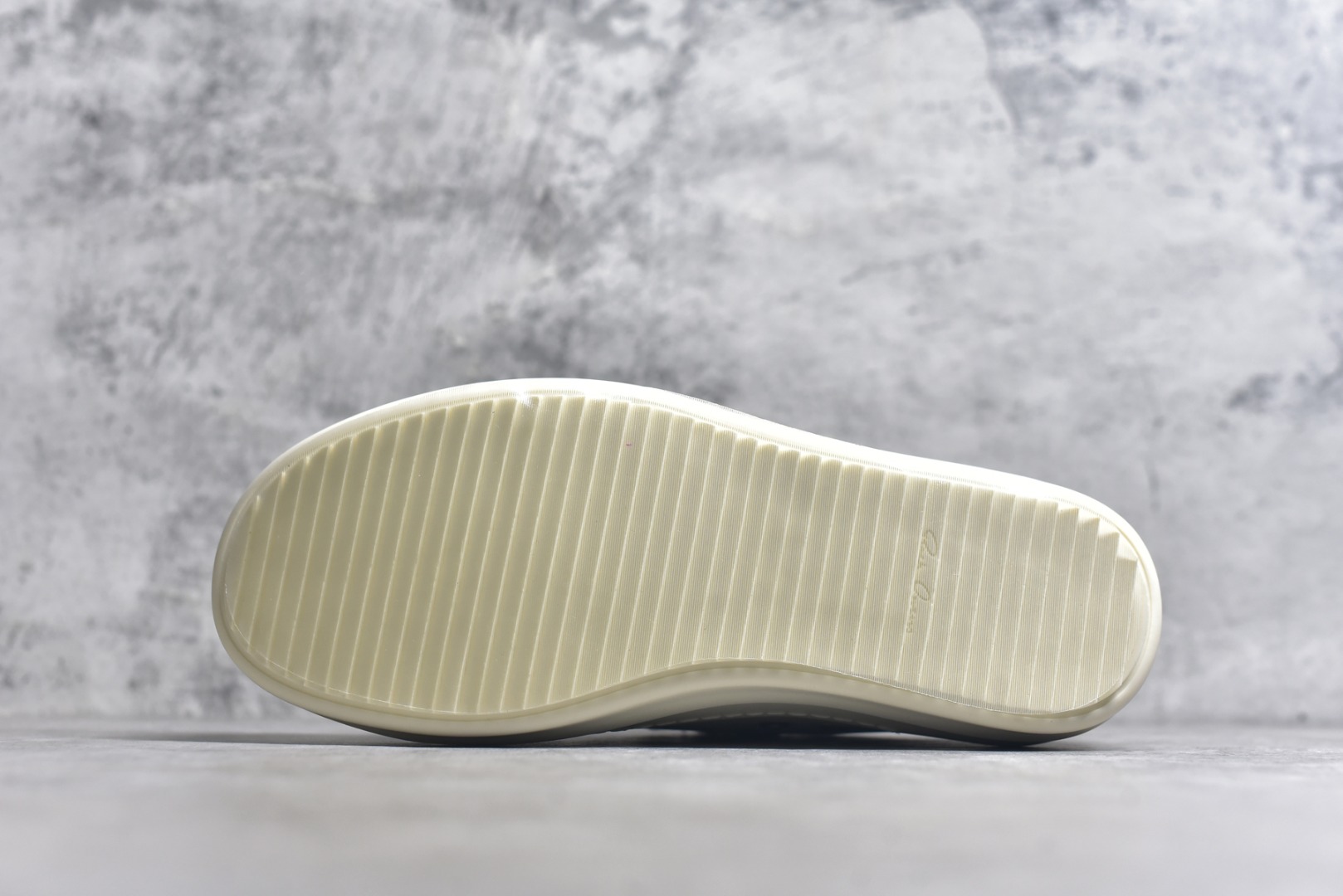 图片[6]-#Rick Owens Drkshdw 瑞克·欧文斯低帮皮面时尚运动板鞋 米白色 二级市场已经7K以上 平台客户随意卖四位数 RO广东原厂出品 纯原天花板 原版一比一复刻 冲正绝不翻车 还原度达到百分之98以上 原楦开发纸版版型 ZP拆解原版1：1复模裁片纸版 力求做到0错位 这样才能达到和zp一致的鞋型味道 采用进口cnc数控机床开发对版独家tpu奶香大底 区别于市场所有版本 zp同源全头层粒面小牛皮 达到和zp一致手感 原厂进口细纹布 万邦订购原厂高弹粉红色海绵 内里搭配软质细腻羊皮 TPU高密度大底 软硬度透光度高已经测试和原版一致 尺码：36 37 38 39 40 41 42 43 44 45 46-选品中心
