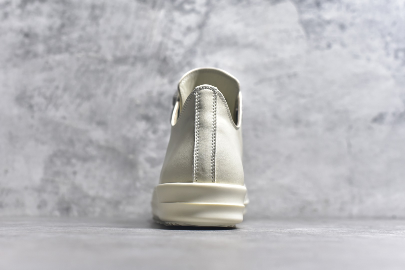 图片[5]-#Rick Owens Drkshdw 瑞克·欧文斯低帮皮面时尚运动板鞋 米白色 二级市场已经7K以上 平台客户随意卖四位数 RO广东原厂出品 纯原天花板 原版一比一复刻 冲正绝不翻车 还原度达到百分之98以上 原楦开发纸版版型 ZP拆解原版1：1复模裁片纸版 力求做到0错位 这样才能达到和zp一致的鞋型味道 采用进口cnc数控机床开发对版独家tpu奶香大底 区别于市场所有版本 zp同源全头层粒面小牛皮 达到和zp一致手感 原厂进口细纹布 万邦订购原厂高弹粉红色海绵 内里搭配软质细腻羊皮 TPU高密度大底 软硬度透光度高已经测试和原版一致 尺码：36 37 38 39 40 41 42 43 44 45 46-选品中心