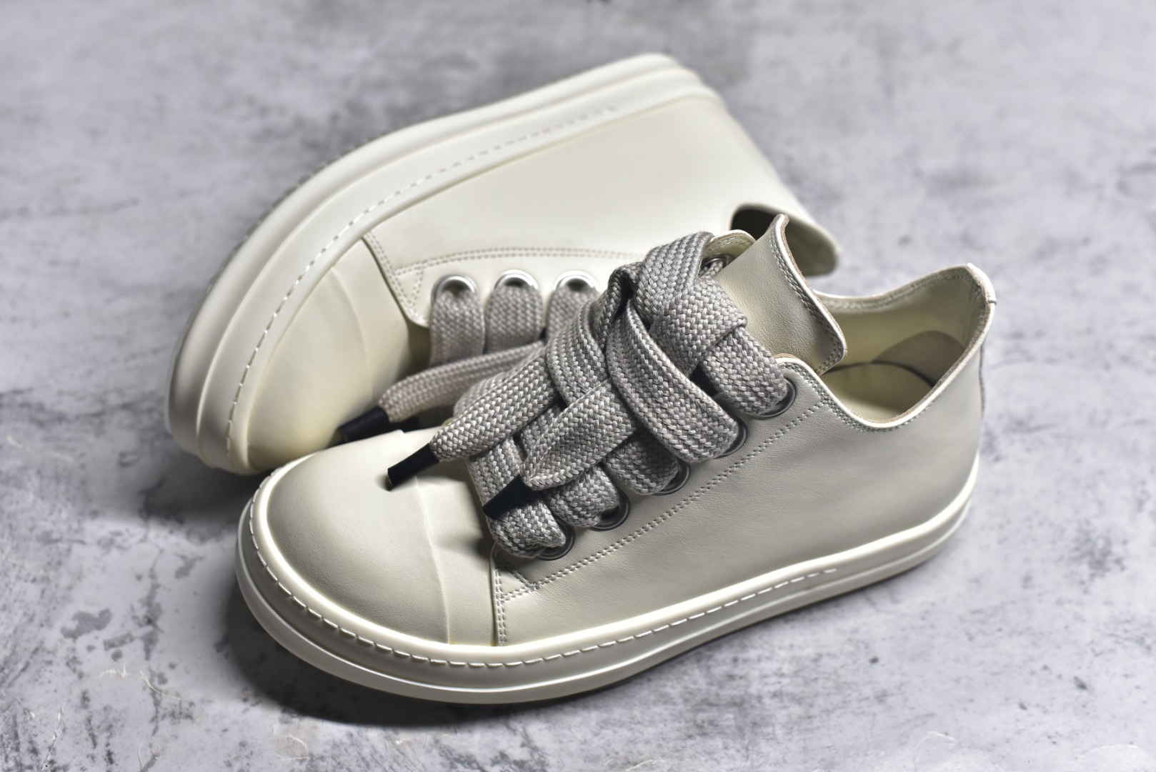 图片[7]-#Rick Owens Drkshdw 瑞克·欧文斯低帮皮面时尚运动板鞋 米白色 二级市场已经7K以上 平台客户随意卖四位数 RO广东原厂出品 纯原天花板 原版一比一复刻 冲正绝不翻车 还原度达到百分之98以上 原楦开发纸版版型 ZP拆解原版1：1复模裁片纸版 力求做到0错位 这样才能达到和zp一致的鞋型味道 采用进口cnc数控机床开发对版独家tpu奶香大底 区别于市场所有版本 zp同源全头层粒面小牛皮 达到和zp一致手感 原厂进口细纹布 万邦订购原厂高弹粉红色海绵 内里搭配软质细腻羊皮 TPU高密度大底 软硬度透光度高已经测试和原版一致 尺码：36 37 38 39 40 41 42 43 44 45 46-选品中心