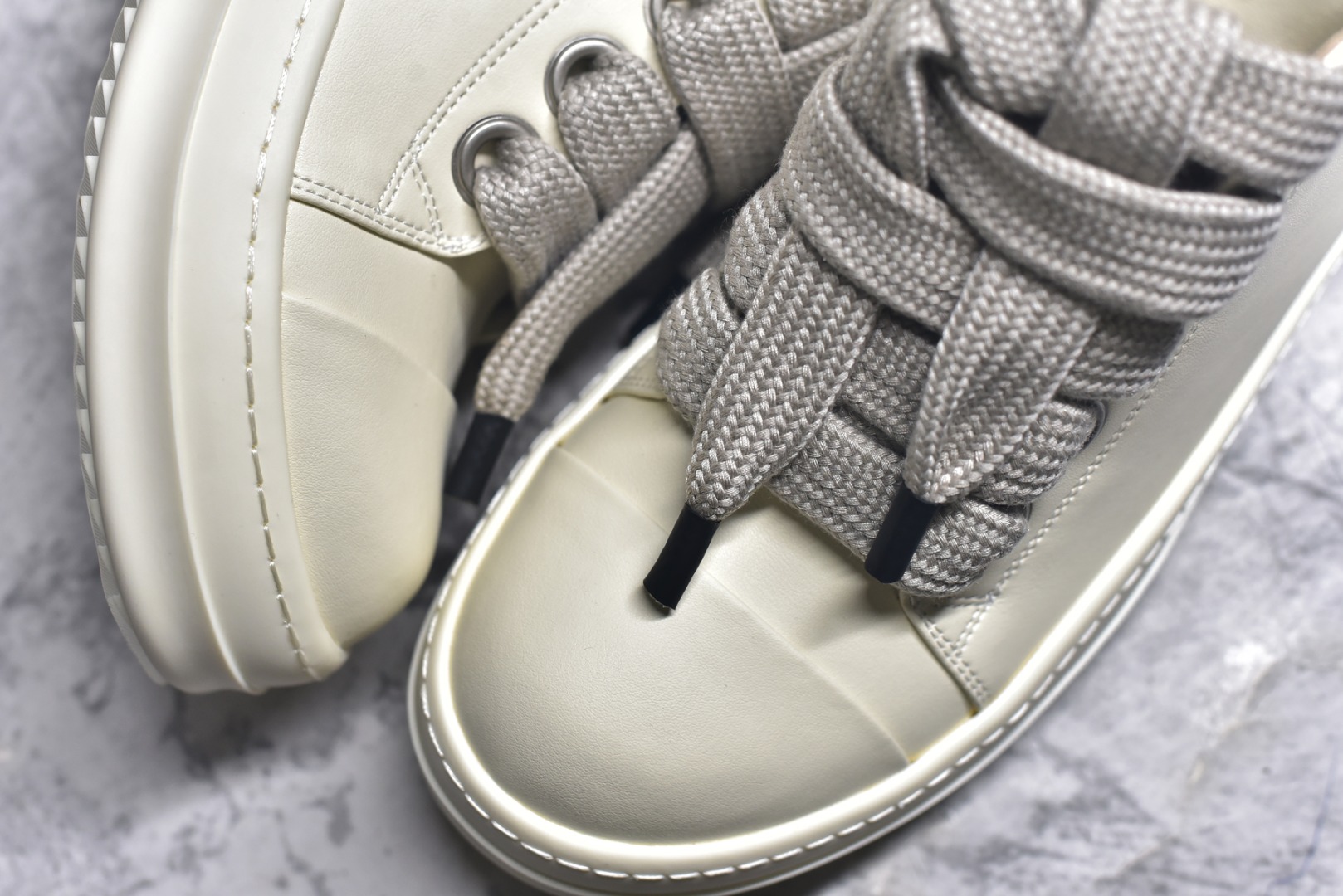 图片[8]-#Rick Owens Drkshdw 瑞克·欧文斯低帮皮面时尚运动板鞋 米白色 二级市场已经7K以上 平台客户随意卖四位数 RO广东原厂出品 纯原天花板 原版一比一复刻 冲正绝不翻车 还原度达到百分之98以上 原楦开发纸版版型 ZP拆解原版1：1复模裁片纸版 力求做到0错位 这样才能达到和zp一致的鞋型味道 采用进口cnc数控机床开发对版独家tpu奶香大底 区别于市场所有版本 zp同源全头层粒面小牛皮 达到和zp一致手感 原厂进口细纹布 万邦订购原厂高弹粉红色海绵 内里搭配软质细腻羊皮 TPU高密度大底 软硬度透光度高已经测试和原版一致 尺码：36 37 38 39 40 41 42 43 44 45 46-选品中心