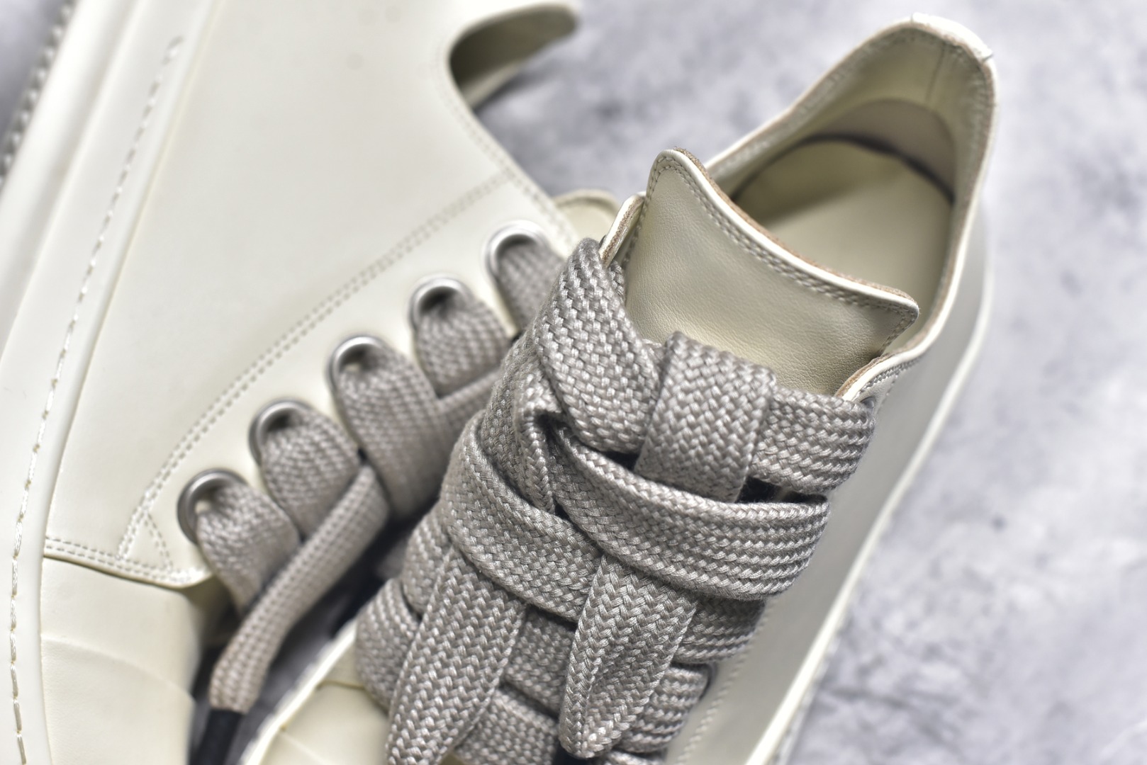 图片[9]-#Rick Owens Drkshdw 瑞克·欧文斯低帮皮面时尚运动板鞋 米白色 二级市场已经7K以上 平台客户随意卖四位数 RO广东原厂出品 纯原天花板 原版一比一复刻 冲正绝不翻车 还原度达到百分之98以上 原楦开发纸版版型 ZP拆解原版1：1复模裁片纸版 力求做到0错位 这样才能达到和zp一致的鞋型味道 采用进口cnc数控机床开发对版独家tpu奶香大底 区别于市场所有版本 zp同源全头层粒面小牛皮 达到和zp一致手感 原厂进口细纹布 万邦订购原厂高弹粉红色海绵 内里搭配软质细腻羊皮 TPU高密度大底 软硬度透光度高已经测试和原版一致 尺码：36 37 38 39 40 41 42 43 44 45 46-选品中心