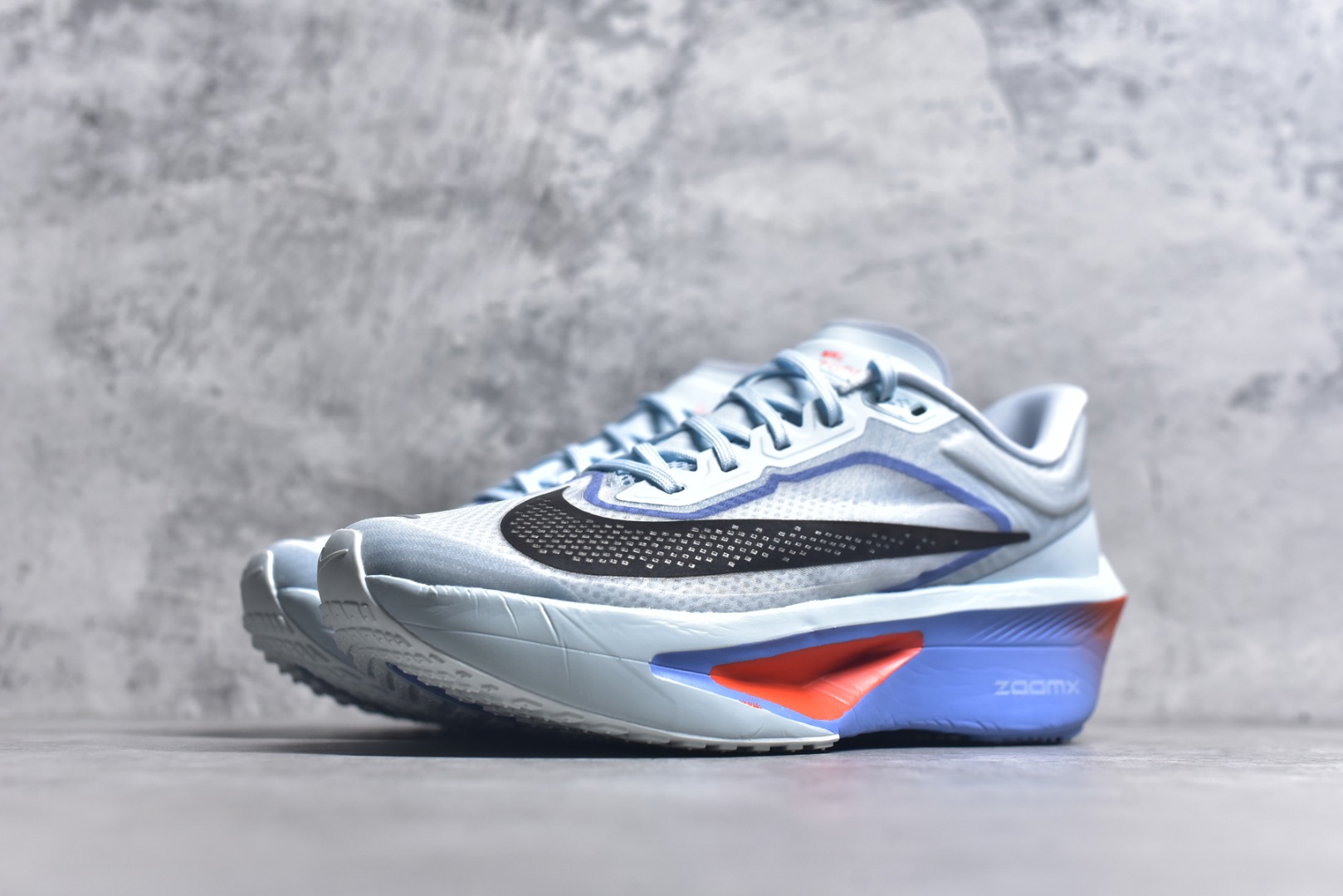 图片[2]-#NK ZoomX Invincible Run Flyknit 6 轻量跑鞋 飞织低帮休闲运动慢跑鞋 厚底增高 老爹鞋 此鞋专为短跑运动员而生 是为 5 至 10 公里距离的赛事和训练打造 整体设计采用流线型的轻质工程网眼材质构成鞋面 并与其他 Running 旗舰鞋款同样搭载全脚掌 ZoomX 缓冲中底 搭配 Pebax 物料与橡胶外底 ZoomX StreakFly 首发配色以Prototype呈现 其灵感是来自开发期间的磨损测试 透过编号的标记与内侧的预期跑步距离突出研发过程 货号： FN8455-400 尺码：36 36.5 37.5 38 38.5 39 40 40.5 41 42 42.5 43 44 45 46-选品中心