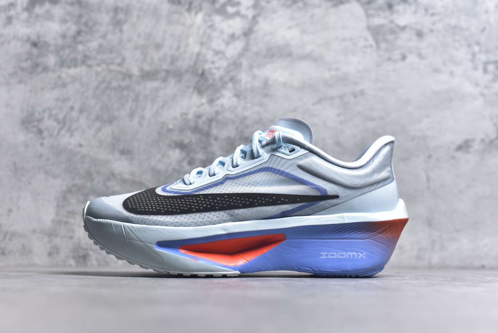 #NK ZoomX Invincible Run Flyknit 6 轻量跑鞋 飞织低帮休闲运动慢跑鞋 厚底增高 老爹鞋 此鞋专为短跑运动员而生 是为 5 至 10 公里距离的赛事和训练打造 整体设计采用流线型的轻质工程网眼材质构成鞋面 并与其他 Running 旗舰鞋款同样搭载全脚掌 ZoomX 缓冲中底 搭配 Pebax 物料与橡胶外底 ZoomX StreakFly 首发配色以Prototype呈现 其灵感是来自开发期间的磨损测试 透过编号的标记与内侧的预期跑步距离突出研发过程 货号： FN8455-400 尺码：36 36.5 37.5 38 38.5 39 40 40.5 41 42 42.5 43 44 45 46-选品中心