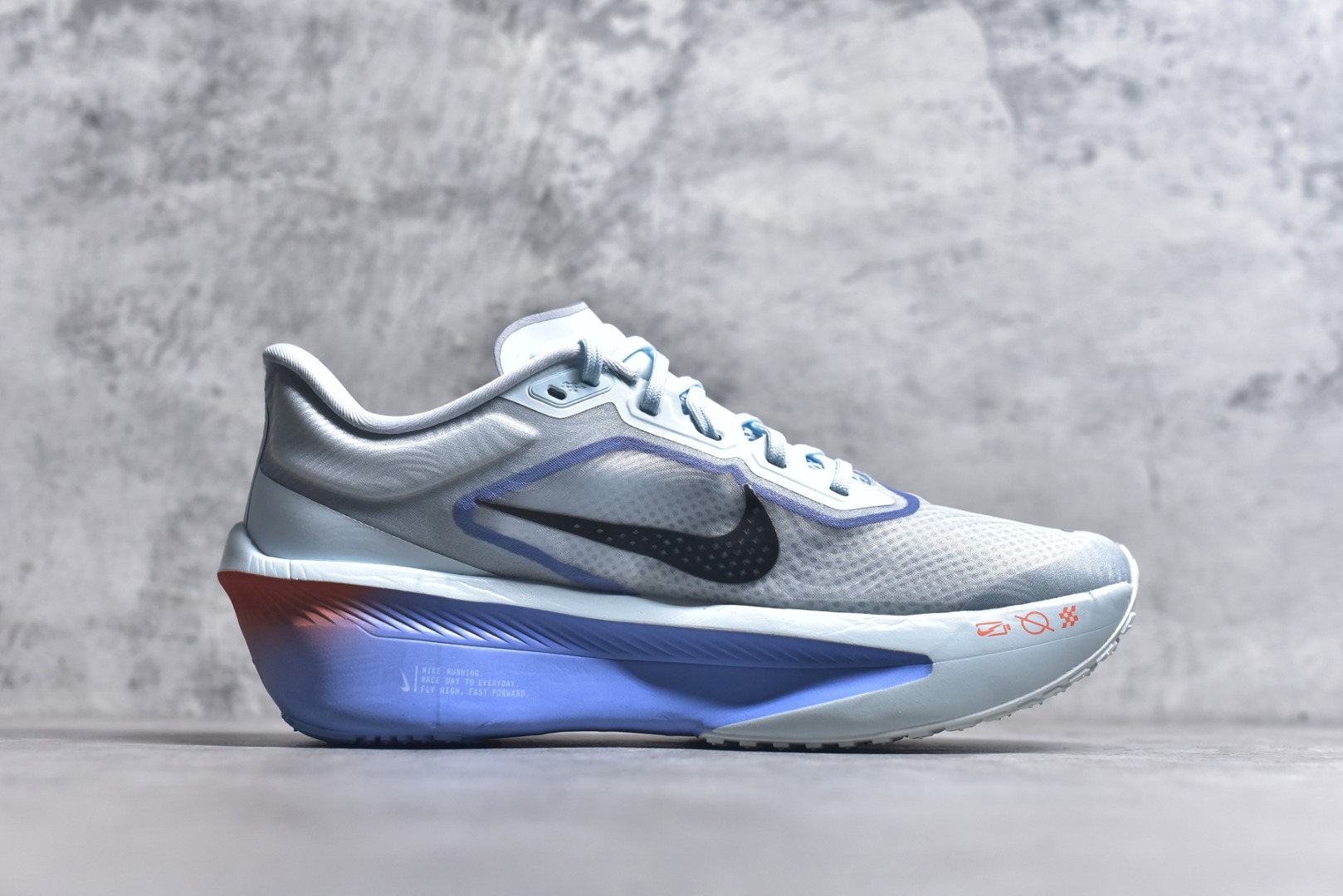 图片[3]-#NK ZoomX Invincible Run Flyknit 6 轻量跑鞋 飞织低帮休闲运动慢跑鞋 厚底增高 老爹鞋 此鞋专为短跑运动员而生 是为 5 至 10 公里距离的赛事和训练打造 整体设计采用流线型的轻质工程网眼材质构成鞋面 并与其他 Running 旗舰鞋款同样搭载全脚掌 ZoomX 缓冲中底 搭配 Pebax 物料与橡胶外底 ZoomX StreakFly 首发配色以Prototype呈现 其灵感是来自开发期间的磨损测试 透过编号的标记与内侧的预期跑步距离突出研发过程 货号： FN8455-400 尺码：36 36.5 37.5 38 38.5 39 40 40.5 41 42 42.5 43 44 45 46-选品中心
