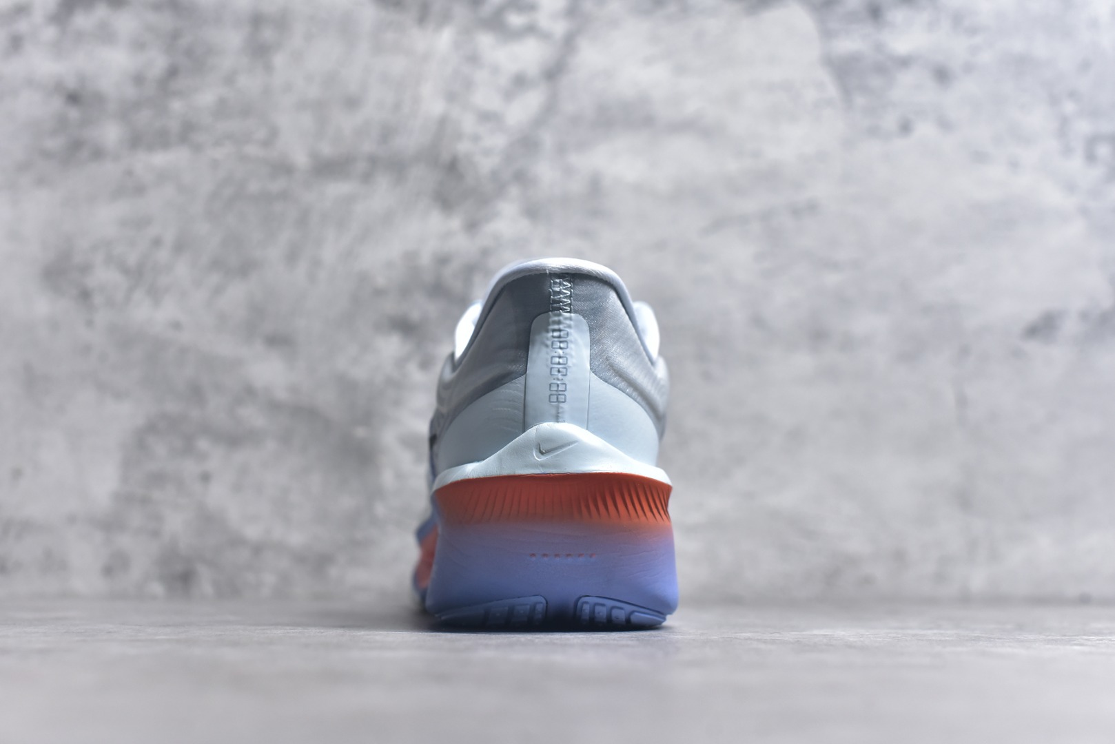 图片[5]-#NK ZoomX Invincible Run Flyknit 6 轻量跑鞋 飞织低帮休闲运动慢跑鞋 厚底增高 老爹鞋 此鞋专为短跑运动员而生 是为 5 至 10 公里距离的赛事和训练打造 整体设计采用流线型的轻质工程网眼材质构成鞋面 并与其他 Running 旗舰鞋款同样搭载全脚掌 ZoomX 缓冲中底 搭配 Pebax 物料与橡胶外底 ZoomX StreakFly 首发配色以Prototype呈现 其灵感是来自开发期间的磨损测试 透过编号的标记与内侧的预期跑步距离突出研发过程 货号： FN8455-400 尺码：36 36.5 37.5 38 38.5 39 40 40.5 41 42 42.5 43 44 45 46-选品中心