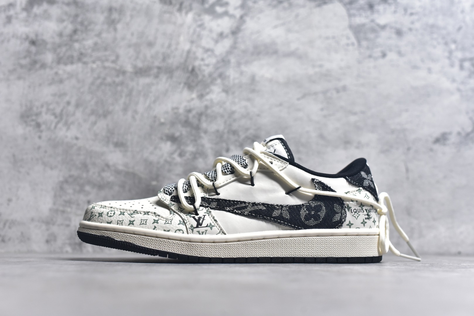 #Travis Scott x Fragment Design x Air Jordan 1 Low OG SP AJ1 LV联名 黑印花抽绳 低帮文化休闲板鞋 YX5066-325 #多方联名合作融合了Travis Scott 独特的音乐风格，藤原浩个性的设计风格以及Jordan品牌的经典元素 使其成为一双具有独特身份和价值的鞋子 清新而立体的外观加上联名标识更突出了其独特身份 这种配色方案显示出活力和时尚感 在视觉上引人注目 鞋身的质感和细腻的细节处理使其显得高端而格调十足 这款“倒钩”联名是设计与创意完美结合 融合多方的个性风格是一款备受瞩目的潮流鞋款 尺码：36 36.5 37.5 38 38.5 39 40 40.5 41 42 42.5 43 44 44.5 45 9.E5-选品中心