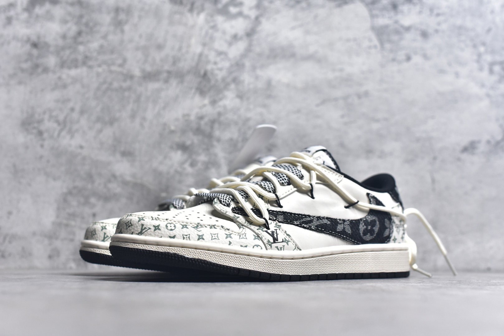 图片[2]-#Travis Scott x Fragment Design x Air Jordan 1 Low OG SP AJ1 LV联名 黑印花抽绳 低帮文化休闲板鞋 YX5066-325 #多方联名合作融合了Travis Scott 独特的音乐风格，藤原浩个性的设计风格以及Jordan品牌的经典元素 使其成为一双具有独特身份和价值的鞋子 清新而立体的外观加上联名标识更突出了其独特身份 这种配色方案显示出活力和时尚感 在视觉上引人注目 鞋身的质感和细腻的细节处理使其显得高端而格调十足 这款“倒钩”联名是设计与创意完美结合 融合多方的个性风格是一款备受瞩目的潮流鞋款 尺码：36 36.5 37.5 38 38.5 39 40 40.5 41 42 42.5 43 44 44.5 45 9.E5-选品中心