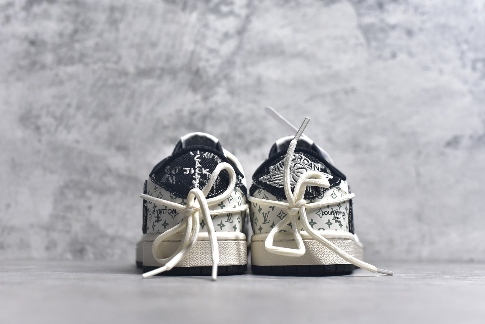 图片[5]-#Travis Scott x Fragment Design x Air Jordan 1 Low OG SP AJ1 LV联名 黑印花抽绳 低帮文化休闲板鞋 YX5066-325 #多方联名合作融合了Travis Scott 独特的音乐风格，藤原浩个性的设计风格以及Jordan品牌的经典元素 使其成为一双具有独特身份和价值的鞋子 清新而立体的外观加上联名标识更突出了其独特身份 这种配色方案显示出活力和时尚感 在视觉上引人注目 鞋身的质感和细腻的细节处理使其显得高端而格调十足 这款“倒钩”联名是设计与创意完美结合 融合多方的个性风格是一款备受瞩目的潮流鞋款 尺码：36 36.5 37.5 38 38.5 39 40 40.5 41 42 42.5 43 44 44.5 45 9.E5-选品中心