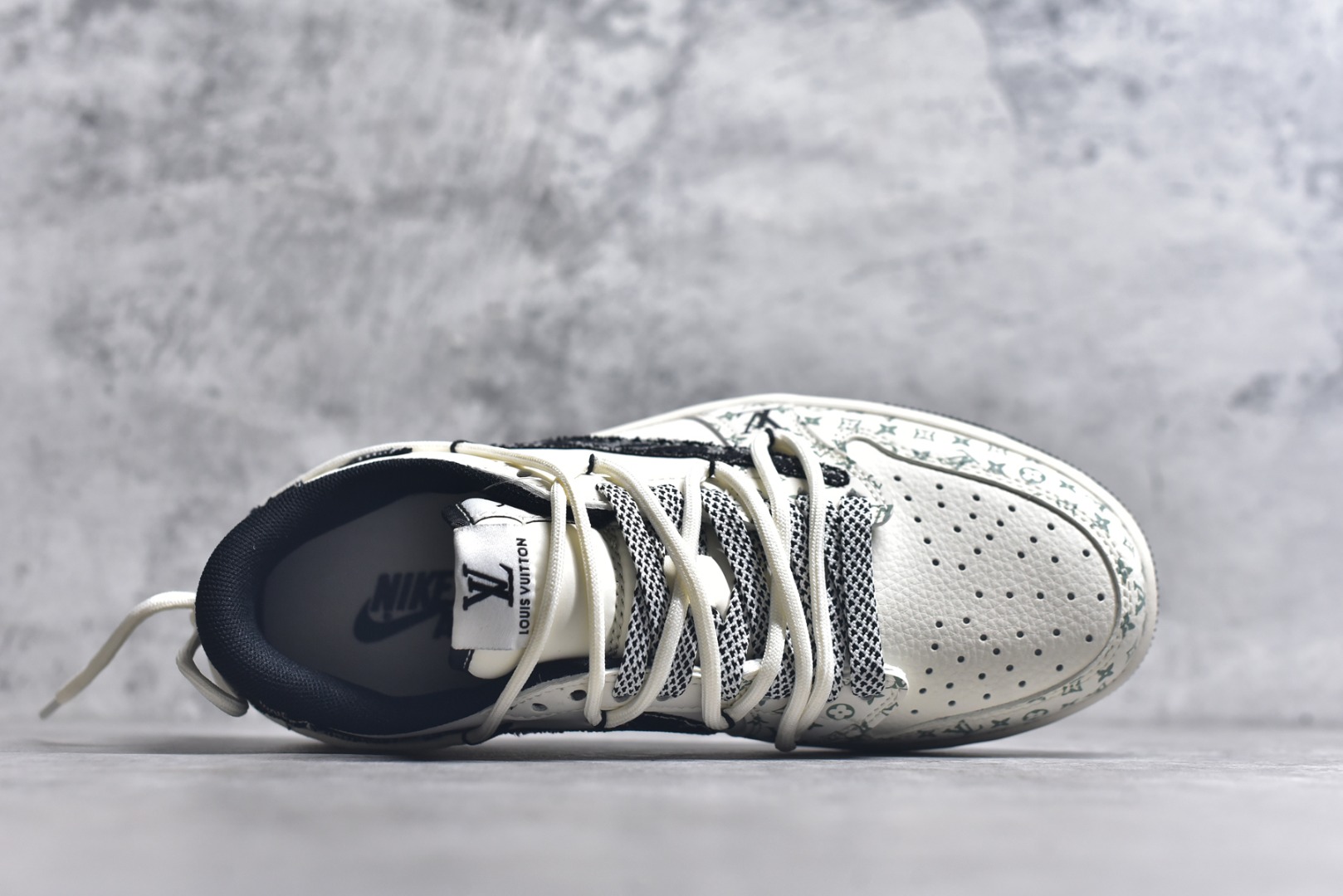 图片[4]-#Travis Scott x Fragment Design x Air Jordan 1 Low OG SP AJ1 LV联名 黑印花抽绳 低帮文化休闲板鞋 YX5066-325 #多方联名合作融合了Travis Scott 独特的音乐风格，藤原浩个性的设计风格以及Jordan品牌的经典元素 使其成为一双具有独特身份和价值的鞋子 清新而立体的外观加上联名标识更突出了其独特身份 这种配色方案显示出活力和时尚感 在视觉上引人注目 鞋身的质感和细腻的细节处理使其显得高端而格调十足 这款“倒钩”联名是设计与创意完美结合 融合多方的个性风格是一款备受瞩目的潮流鞋款 尺码：36 36.5 37.5 38 38.5 39 40 40.5 41 42 42.5 43 44 44.5 45 9.E5-选品中心