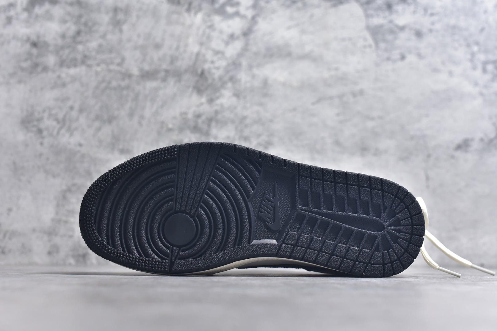 图片[6]-#Travis Scott x Fragment Design x Air Jordan 1 Low OG SP AJ1 LV联名 黑印花抽绳 低帮文化休闲板鞋 YX5066-325 #多方联名合作融合了Travis Scott 独特的音乐风格，藤原浩个性的设计风格以及Jordan品牌的经典元素 使其成为一双具有独特身份和价值的鞋子 清新而立体的外观加上联名标识更突出了其独特身份 这种配色方案显示出活力和时尚感 在视觉上引人注目 鞋身的质感和细腻的细节处理使其显得高端而格调十足 这款“倒钩”联名是设计与创意完美结合 融合多方的个性风格是一款备受瞩目的潮流鞋款 尺码：36 36.5 37.5 38 38.5 39 40 40.5 41 42 42.5 43 44 44.5 45 9.E5-选品中心