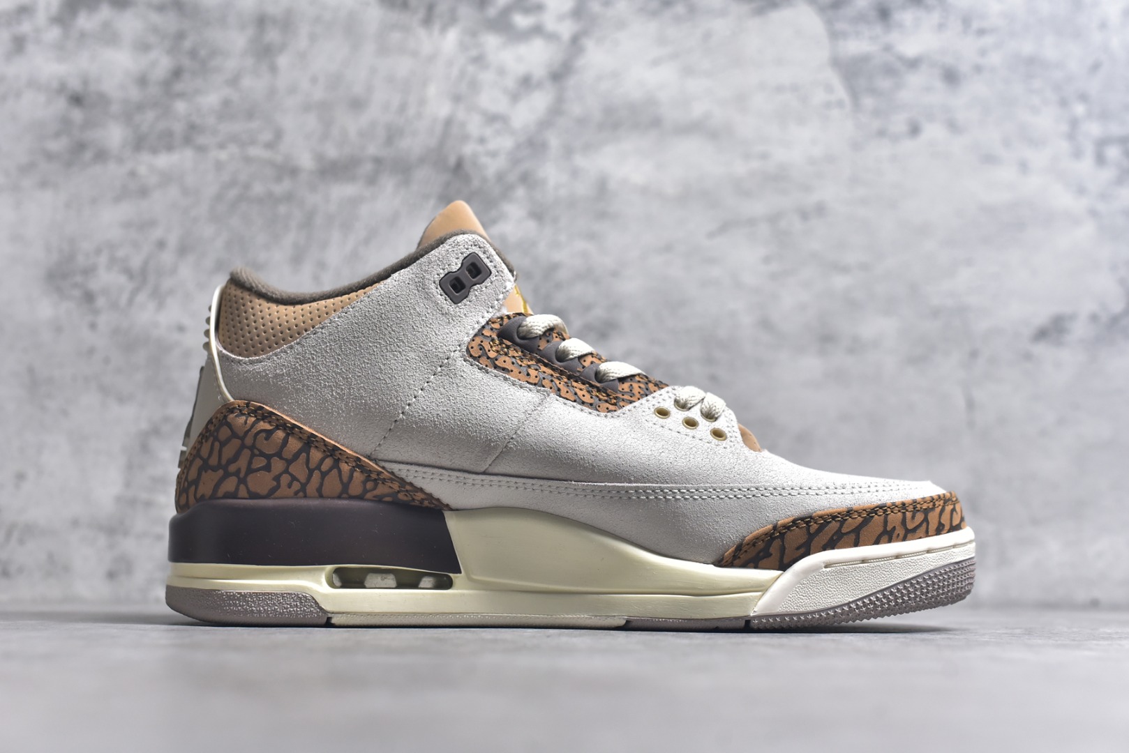 图片[3]-#Air Jordan AJ3 Retro \”Palomino\” 摩卡 CT8532-102 圈内最强三代系列 匠心打造 开发时长超过半年 目前可过各类鉴定或无法鉴定 裸鞋随便操作 全套原纸板楦头开发 原厂大底磨具加持立体防滑纹理 原装可视Air Sole气垫 原汁原味最完美的三代版型 唯一正确鞋头趴度弧度高度鞋身腰线 原厂TPU彩虹扎染后跟饰片 正确内里反口里网布 皮料菱角分明不变形无多余毛边 广东原厂zp同批次手工大底描漆拉丝 市场唯一原厂鞋扣模具 原厂织唛标 原厂飞人电绣工艺 尾指中部跳三针 独家绑鞋带手法 印刷中底布 四线拉帮 米色美纹纸贴合固定 进口港宝加持 后跟自然饱满 全鞋荧光划线卡点 追求极致完美 每一双都是工艺品 多重QC质检 超越公司货的品控标准 实实在在的免检产品 尺码：36 36.5 37.5 38 38.5 39 40 40.5 41 42 42.5 43 44 44.5 45 45.5 46 47.5 48.5-选品中心