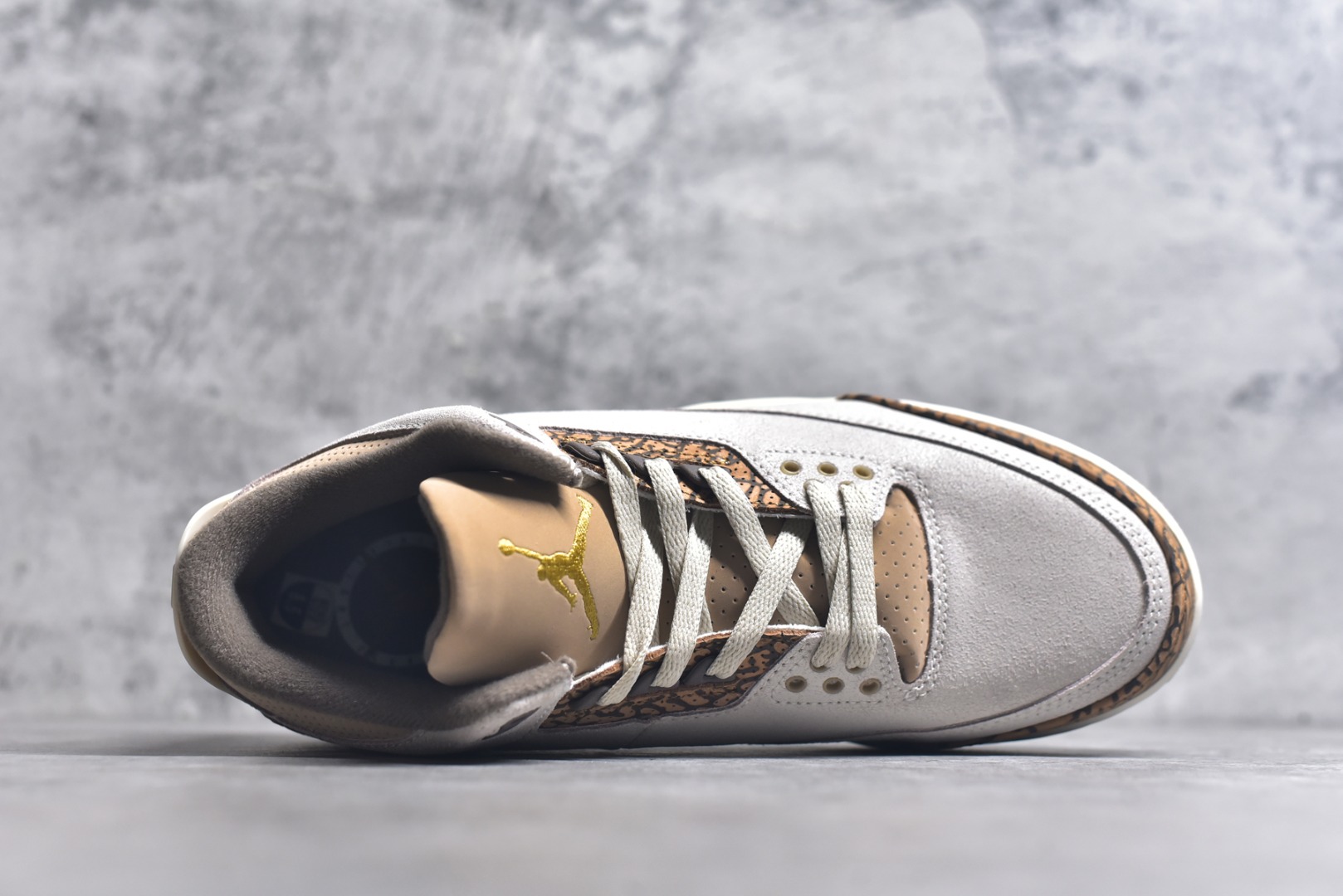 图片[4]-#Air Jordan AJ3 Retro \”Palomino\” 摩卡 CT8532-102 圈内最强三代系列 匠心打造 开发时长超过半年 目前可过各类鉴定或无法鉴定 裸鞋随便操作 全套原纸板楦头开发 原厂大底磨具加持立体防滑纹理 原装可视Air Sole气垫 原汁原味最完美的三代版型 唯一正确鞋头趴度弧度高度鞋身腰线 原厂TPU彩虹扎染后跟饰片 正确内里反口里网布 皮料菱角分明不变形无多余毛边 广东原厂zp同批次手工大底描漆拉丝 市场唯一原厂鞋扣模具 原厂织唛标 原厂飞人电绣工艺 尾指中部跳三针 独家绑鞋带手法 印刷中底布 四线拉帮 米色美纹纸贴合固定 进口港宝加持 后跟自然饱满 全鞋荧光划线卡点 追求极致完美 每一双都是工艺品 多重QC质检 超越公司货的品控标准 实实在在的免检产品 尺码：36 36.5 37.5 38 38.5 39 40 40.5 41 42 42.5 43 44 44.5 45 45.5 46 47.5 48.5-选品中心