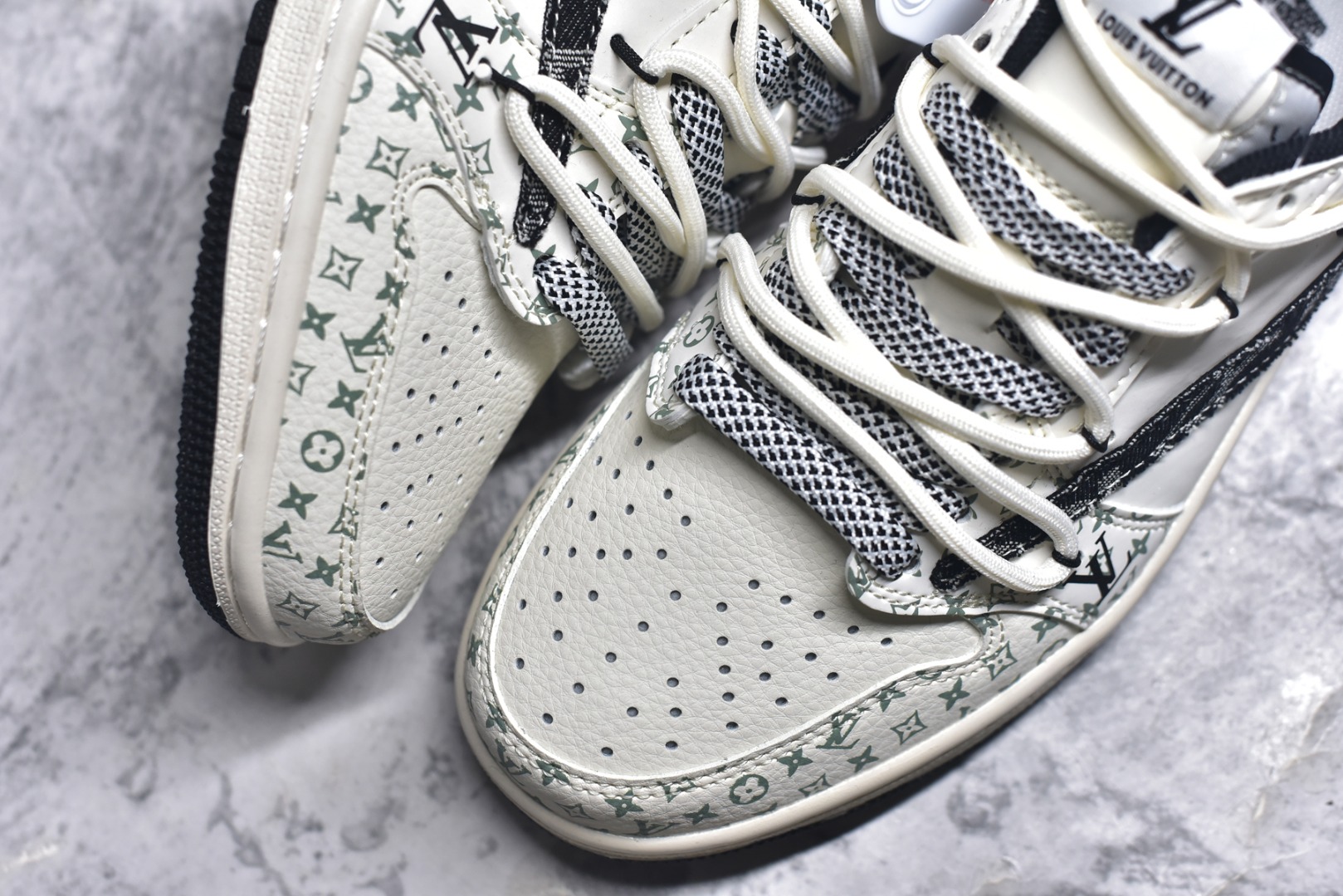 图片[8]-#Travis Scott x Fragment Design x Air Jordan 1 Low OG SP AJ1 LV联名 黑印花抽绳 低帮文化休闲板鞋 YX5066-325 #多方联名合作融合了Travis Scott 独特的音乐风格，藤原浩个性的设计风格以及Jordan品牌的经典元素 使其成为一双具有独特身份和价值的鞋子 清新而立体的外观加上联名标识更突出了其独特身份 这种配色方案显示出活力和时尚感 在视觉上引人注目 鞋身的质感和细腻的细节处理使其显得高端而格调十足 这款“倒钩”联名是设计与创意完美结合 融合多方的个性风格是一款备受瞩目的潮流鞋款 尺码：36 36.5 37.5 38 38.5 39 40 40.5 41 42 42.5 43 44 44.5 45 9.E5-选品中心