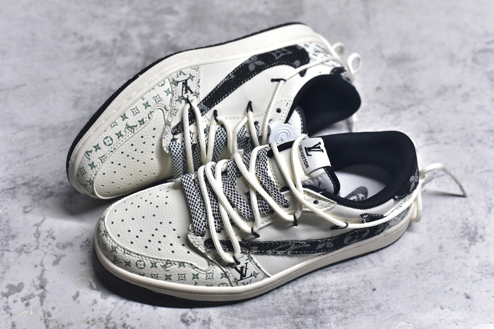 图片[7]-#Travis Scott x Fragment Design x Air Jordan 1 Low OG SP AJ1 LV联名 黑印花抽绳 低帮文化休闲板鞋 YX5066-325 #多方联名合作融合了Travis Scott 独特的音乐风格，藤原浩个性的设计风格以及Jordan品牌的经典元素 使其成为一双具有独特身份和价值的鞋子 清新而立体的外观加上联名标识更突出了其独特身份 这种配色方案显示出活力和时尚感 在视觉上引人注目 鞋身的质感和细腻的细节处理使其显得高端而格调十足 这款“倒钩”联名是设计与创意完美结合 融合多方的个性风格是一款备受瞩目的潮流鞋款 尺码：36 36.5 37.5 38 38.5 39 40 40.5 41 42 42.5 43 44 44.5 45 9.E5-选品中心