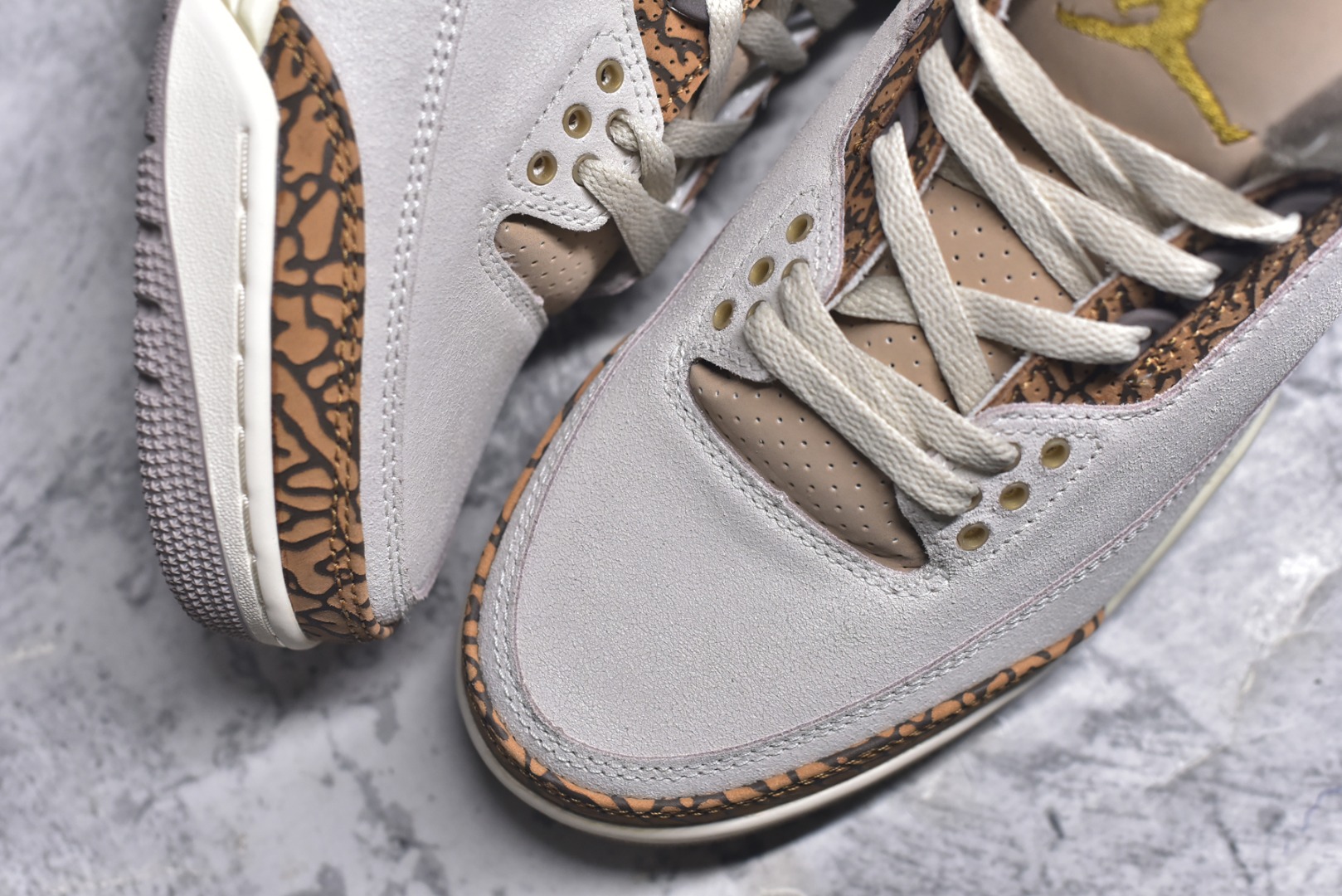 图片[8]-#Air Jordan AJ3 Retro \”Palomino\” 摩卡 CT8532-102 圈内最强三代系列 匠心打造 开发时长超过半年 目前可过各类鉴定或无法鉴定 裸鞋随便操作 全套原纸板楦头开发 原厂大底磨具加持立体防滑纹理 原装可视Air Sole气垫 原汁原味最完美的三代版型 唯一正确鞋头趴度弧度高度鞋身腰线 原厂TPU彩虹扎染后跟饰片 正确内里反口里网布 皮料菱角分明不变形无多余毛边 广东原厂zp同批次手工大底描漆拉丝 市场唯一原厂鞋扣模具 原厂织唛标 原厂飞人电绣工艺 尾指中部跳三针 独家绑鞋带手法 印刷中底布 四线拉帮 米色美纹纸贴合固定 进口港宝加持 后跟自然饱满 全鞋荧光划线卡点 追求极致完美 每一双都是工艺品 多重QC质检 超越公司货的品控标准 实实在在的免检产品 尺码：36 36.5 37.5 38 38.5 39 40 40.5 41 42 42.5 43 44 44.5 45 45.5 46 47.5 48.5-选品中心