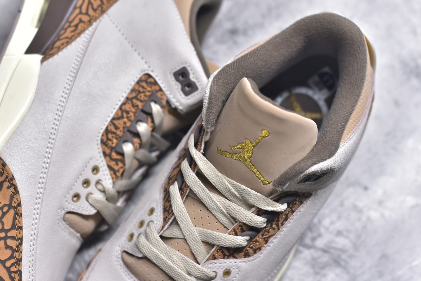 图片[9]-#Air Jordan AJ3 Retro \”Palomino\” 摩卡 CT8532-102 圈内最强三代系列 匠心打造 开发时长超过半年 目前可过各类鉴定或无法鉴定 裸鞋随便操作 全套原纸板楦头开发 原厂大底磨具加持立体防滑纹理 原装可视Air Sole气垫 原汁原味最完美的三代版型 唯一正确鞋头趴度弧度高度鞋身腰线 原厂TPU彩虹扎染后跟饰片 正确内里反口里网布 皮料菱角分明不变形无多余毛边 广东原厂zp同批次手工大底描漆拉丝 市场唯一原厂鞋扣模具 原厂织唛标 原厂飞人电绣工艺 尾指中部跳三针 独家绑鞋带手法 印刷中底布 四线拉帮 米色美纹纸贴合固定 进口港宝加持 后跟自然饱满 全鞋荧光划线卡点 追求极致完美 每一双都是工艺品 多重QC质检 超越公司货的品控标准 实实在在的免检产品 尺码：36 36.5 37.5 38 38.5 39 40 40.5 41 42 42.5 43 44 44.5 45 45.5 46 47.5 48.5-选品中心
