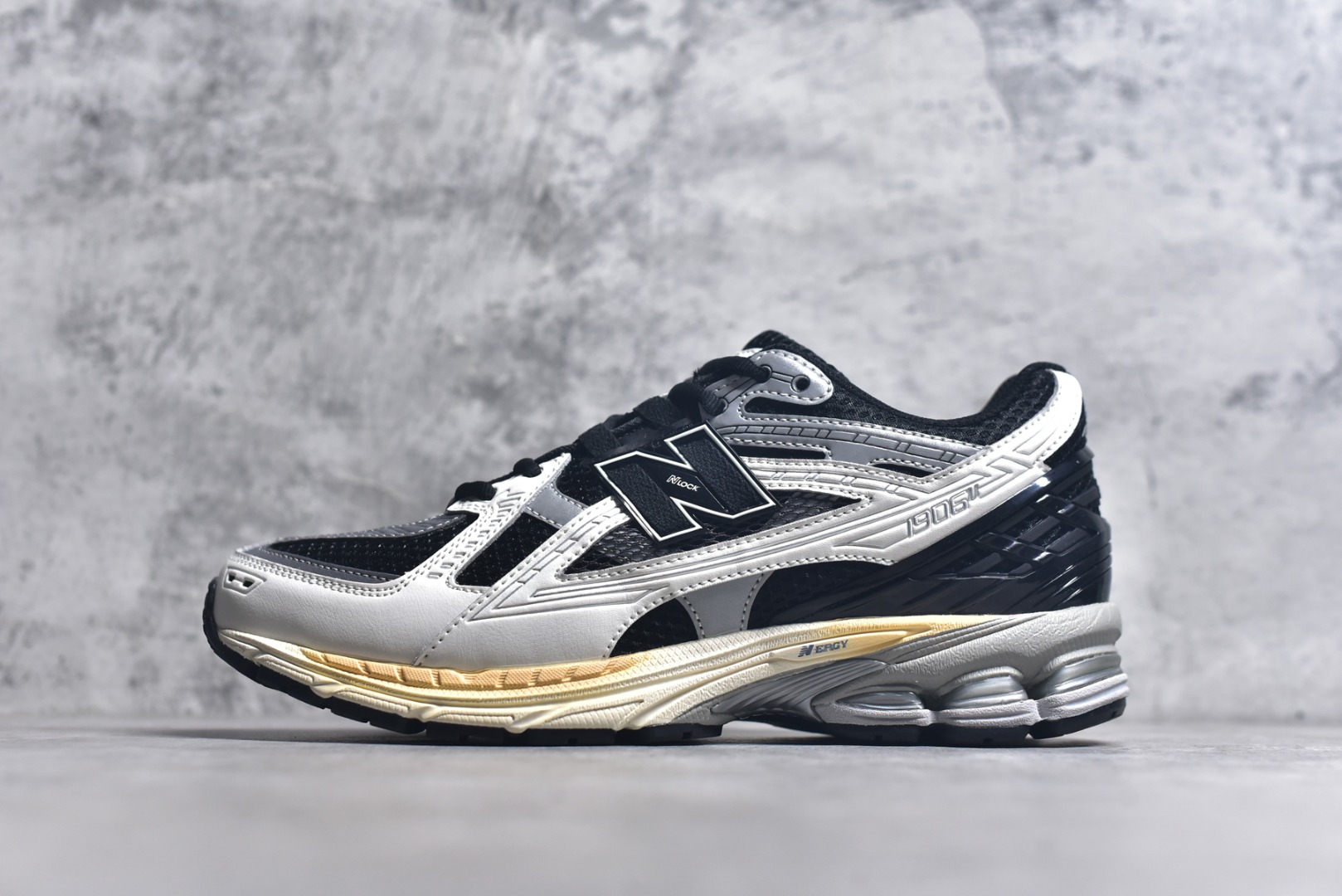 #New Balance M1906系列复古单品宝藏老爹鞋款 复古元素叠加 质感超级棒 楦版型材料细节做工精细 作为NB最经典的档案鞋型之一 与2002一样，1906有着NB最成熟的技术加持和复古款式，而本次推出的版本参照2002r的定位，相信会在性价两端做出权衡。单从造型上来看，依旧是vibe风格，味道很正，细节也很酷，这双1906r无疑必能打入复古跑鞋爱好者的年度鞋款名录 货号：U1906NC 尺码：36-46.5-选品中心