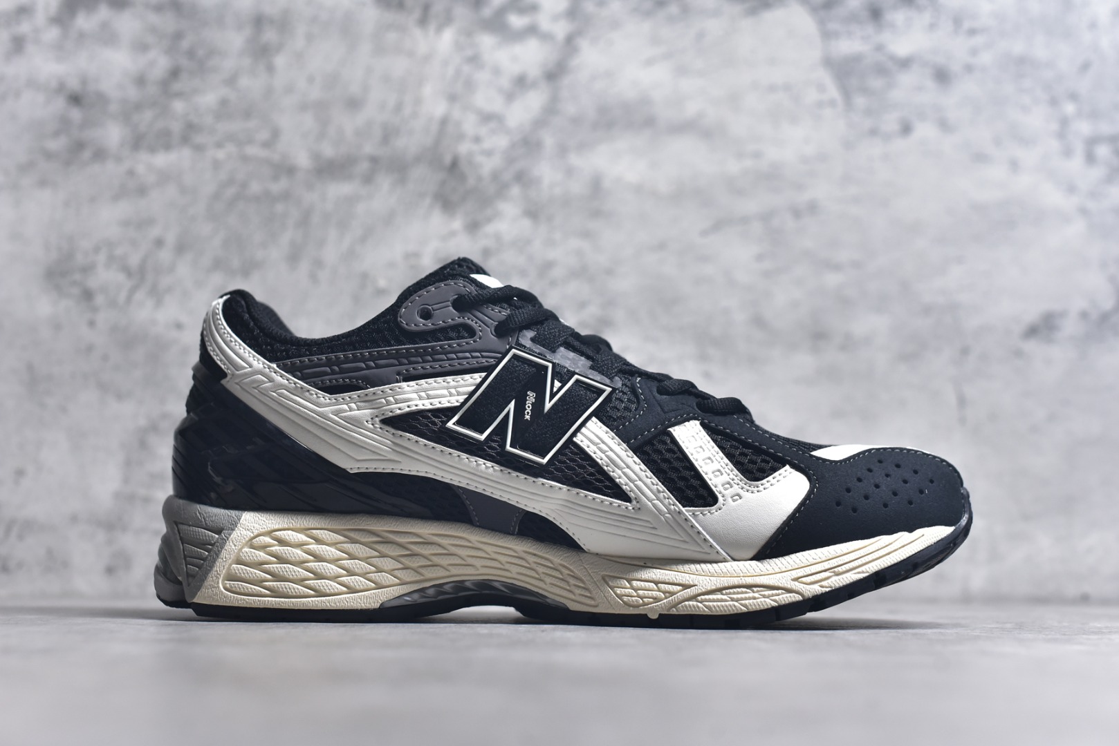图片[3]-#New Balance M1906系列复古单品宝藏老爹鞋款 复古元素叠加 质感超级棒 楦版型材料细节做工精细 作为NB最经典的档案鞋型之一 与2002一样，1906有着NB最成熟的技术加持和复古款式，而本次推出的版本参照2002r的定位，相信会在性价两端做出权衡。单从造型上来看，依旧是vibe风格，味道很正，细节也很酷，这双1906r无疑必能打入复古跑鞋爱好者的年度鞋款名录 货号：U1906NC 尺码：36-46.5-选品中心