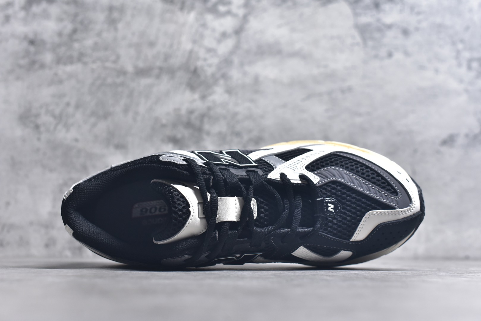 图片[4]-#New Balance M1906系列复古单品宝藏老爹鞋款 复古元素叠加 质感超级棒 楦版型材料细节做工精细 作为NB最经典的档案鞋型之一 与2002一样，1906有着NB最成熟的技术加持和复古款式，而本次推出的版本参照2002r的定位，相信会在性价两端做出权衡。单从造型上来看，依旧是vibe风格，味道很正，细节也很酷，这双1906r无疑必能打入复古跑鞋爱好者的年度鞋款名录 货号：U1906NC 尺码：36-46.5-选品中心