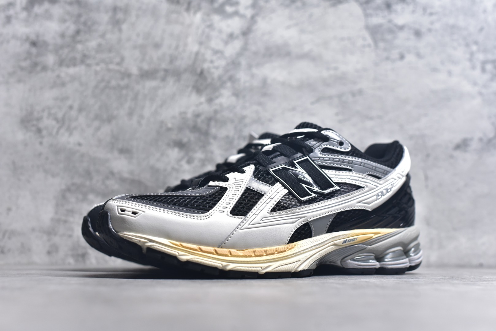 图片[2]-#New Balance M1906系列复古单品宝藏老爹鞋款 复古元素叠加 质感超级棒 楦版型材料细节做工精细 作为NB最经典的档案鞋型之一 与2002一样，1906有着NB最成熟的技术加持和复古款式，而本次推出的版本参照2002r的定位，相信会在性价两端做出权衡。单从造型上来看，依旧是vibe风格，味道很正，细节也很酷，这双1906r无疑必能打入复古跑鞋爱好者的年度鞋款名录 货号：U1906NC 尺码：36-46.5-选品中心