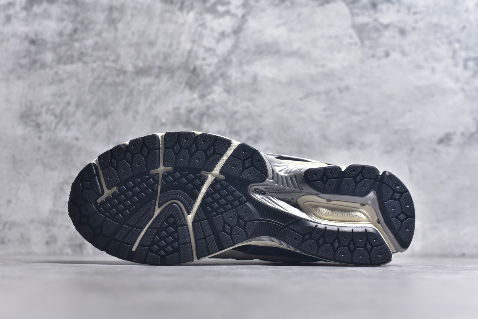 图片[6]-#New Balance M1906系列复古单品宝藏老爹鞋款 复古元素叠加 质感超级棒 楦版型材料细节做工精细 作为NB最经典的档案鞋型之一 与2002一样，1906有着NB最成熟的技术加持和复古款式，而本次推出的版本参照2002r的定位，相信会在性价两端做出权衡。单从造型上来看，依旧是vibe风格，味道很正，细节也很酷，这双1906r无疑必能打入复古跑鞋爱好者的年度鞋款名录 货号：U1906NC 尺码：36-46.5-选品中心