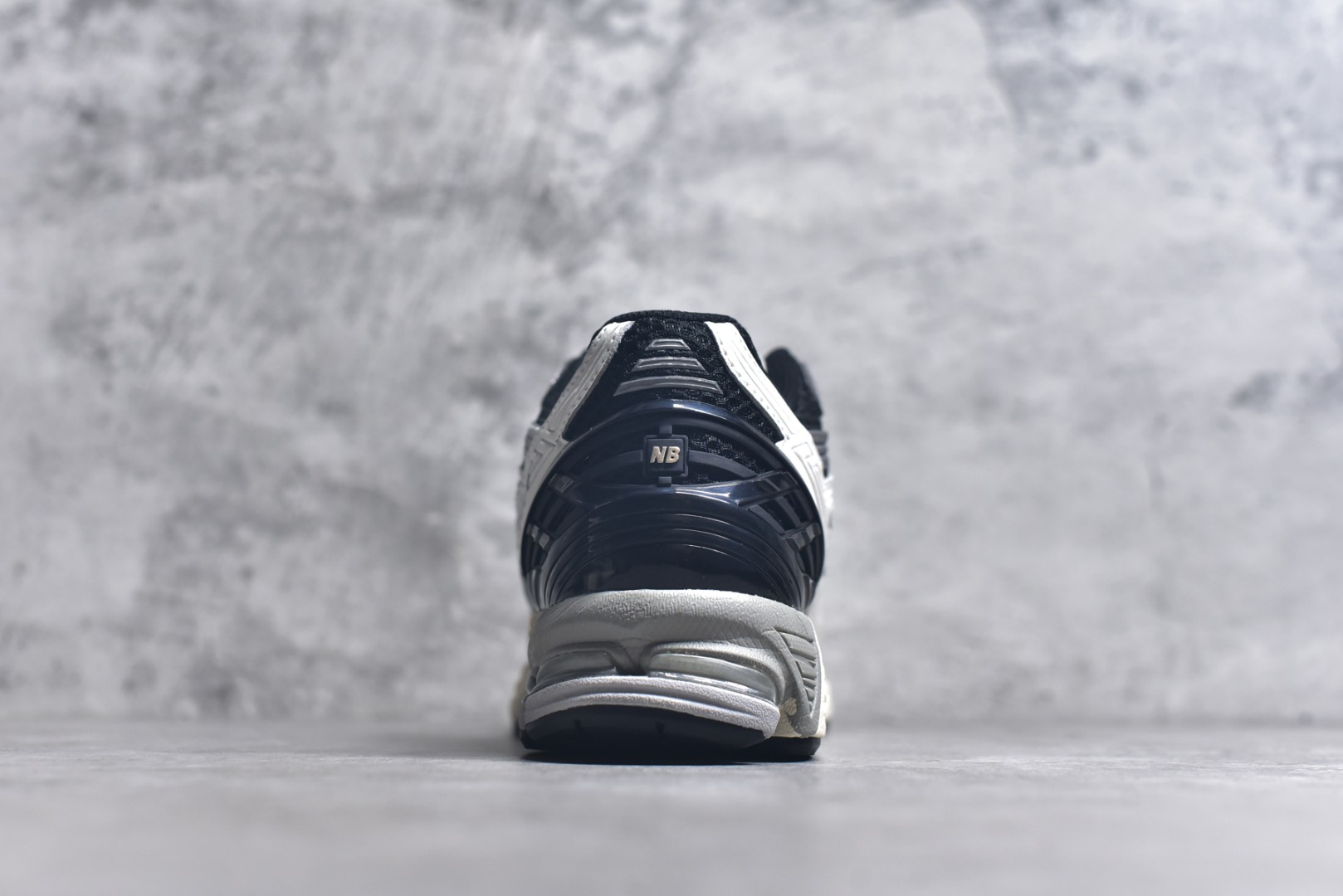 图片[5]-#New Balance M1906系列复古单品宝藏老爹鞋款 复古元素叠加 质感超级棒 楦版型材料细节做工精细 作为NB最经典的档案鞋型之一 与2002一样，1906有着NB最成熟的技术加持和复古款式，而本次推出的版本参照2002r的定位，相信会在性价两端做出权衡。单从造型上来看，依旧是vibe风格，味道很正，细节也很酷，这双1906r无疑必能打入复古跑鞋爱好者的年度鞋款名录 货号：U1906NC 尺码：36-46.5-选品中心