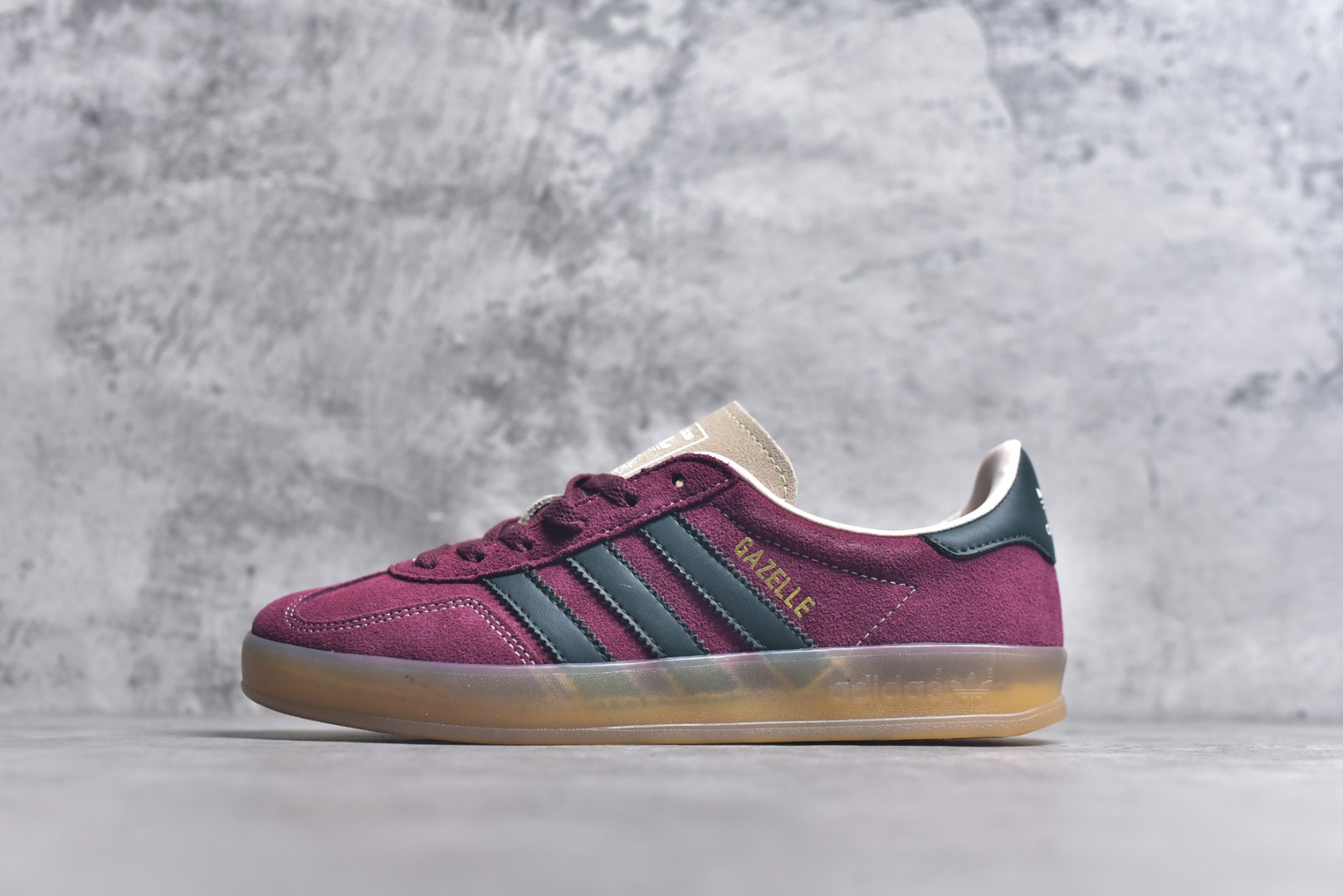 #AD Gazelle Indoor Trainers 羚羊内训系列低帮复古百搭休闲运动德训风板鞋 JH5403 90年代经典的复刻版！自60年代以足球训练鞋面世以来,Gazelle就以其经典设计席卷全球。1991年版本的复刻,再造经典Gazelle。采用皮革打造,搭配浊色细节,让这款经典更加简约。尺码：35.5-45-选品中心