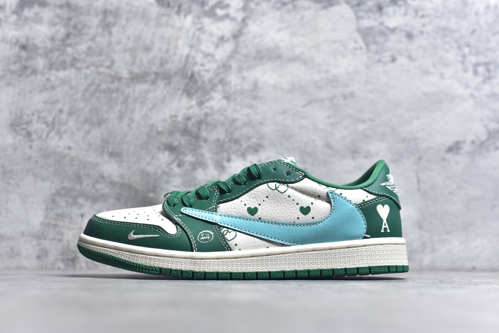 #Travis Scott x Fragment Design x Air Jordan 1 Low OG SP AJ1 艾米联名 米绿爱心 低帮文化休闲板鞋 LD2025-030 #多方联名合作融合了Travis Scott 独特的音乐风格，藤原浩个性的设计风格以及Jordan品牌的经典元素 使其成为一双具有独特身份和价值的鞋子 清新而立体的外观加上联名标识更突出了其独特身份 这种配色方案显示出活力和时尚感 在视觉上引人注目 鞋身的质感和细腻的细节处理使其显得高端而格调十足 这款“倒钩”联名是设计与创意完美结合 融合多方的个性风格是一款备受瞩目的潮流鞋款 尺码：36 36.5 37.5 38 38.5 39 40 40.5 41 42 42.5 43 44 44.5 45 9.E5-选品中心