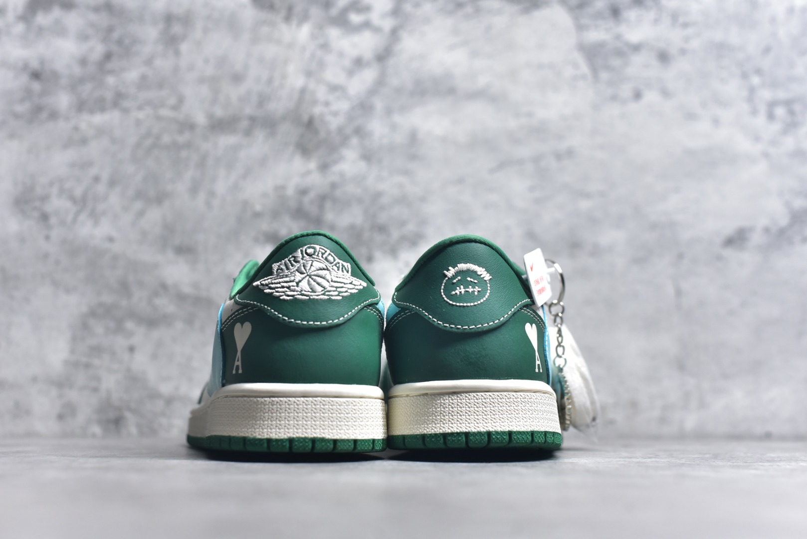 图片[5]-#Travis Scott x Fragment Design x Air Jordan 1 Low OG SP AJ1 艾米联名 米绿爱心 低帮文化休闲板鞋 LD2025-030 #多方联名合作融合了Travis Scott 独特的音乐风格，藤原浩个性的设计风格以及Jordan品牌的经典元素 使其成为一双具有独特身份和价值的鞋子 清新而立体的外观加上联名标识更突出了其独特身份 这种配色方案显示出活力和时尚感 在视觉上引人注目 鞋身的质感和细腻的细节处理使其显得高端而格调十足 这款“倒钩”联名是设计与创意完美结合 融合多方的个性风格是一款备受瞩目的潮流鞋款 尺码：36 36.5 37.5 38 38.5 39 40 40.5 41 42 42.5 43 44 44.5 45 9.E5-选品中心