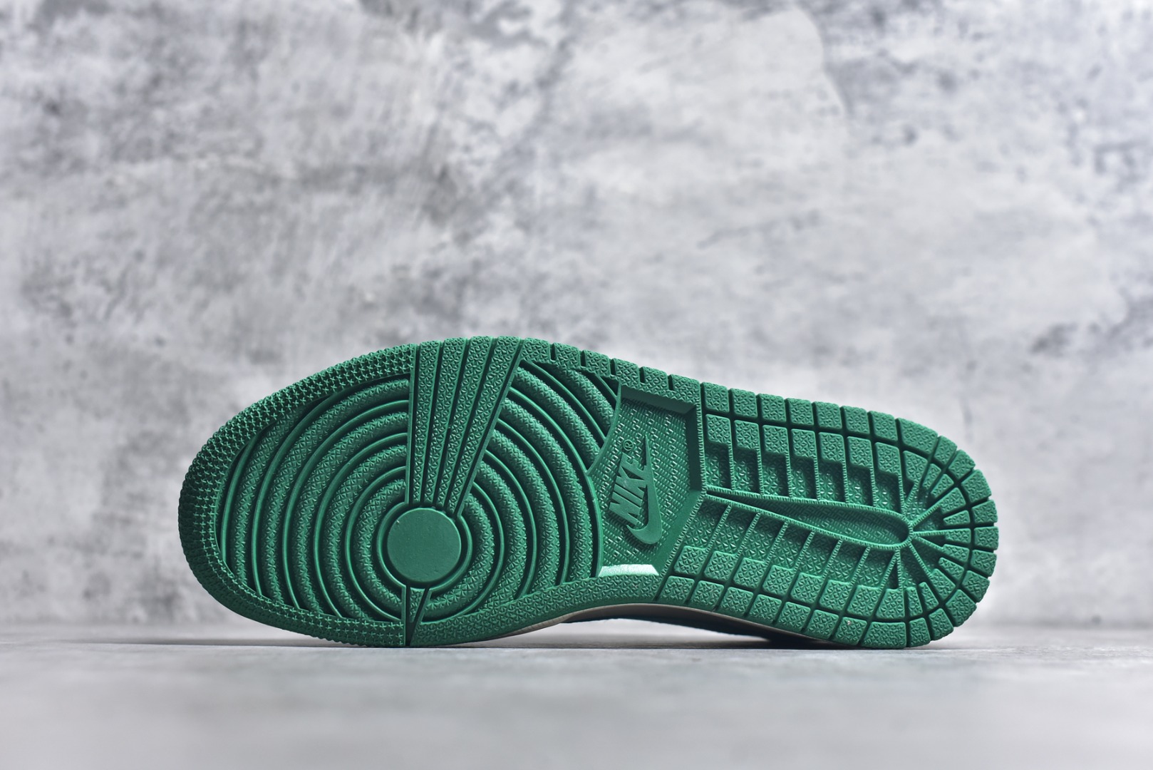 图片[6]-#Travis Scott x Fragment Design x Air Jordan 1 Low OG SP AJ1 艾米联名 米绿爱心 低帮文化休闲板鞋 LD2025-030 #多方联名合作融合了Travis Scott 独特的音乐风格，藤原浩个性的设计风格以及Jordan品牌的经典元素 使其成为一双具有独特身份和价值的鞋子 清新而立体的外观加上联名标识更突出了其独特身份 这种配色方案显示出活力和时尚感 在视觉上引人注目 鞋身的质感和细腻的细节处理使其显得高端而格调十足 这款“倒钩”联名是设计与创意完美结合 融合多方的个性风格是一款备受瞩目的潮流鞋款 尺码：36 36.5 37.5 38 38.5 39 40 40.5 41 42 42.5 43 44 44.5 45 9.E5-选品中心