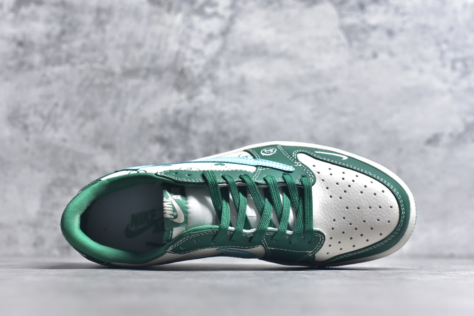 图片[4]-#Travis Scott x Fragment Design x Air Jordan 1 Low OG SP AJ1 艾米联名 米绿爱心 低帮文化休闲板鞋 LD2025-030 #多方联名合作融合了Travis Scott 独特的音乐风格，藤原浩个性的设计风格以及Jordan品牌的经典元素 使其成为一双具有独特身份和价值的鞋子 清新而立体的外观加上联名标识更突出了其独特身份 这种配色方案显示出活力和时尚感 在视觉上引人注目 鞋身的质感和细腻的细节处理使其显得高端而格调十足 这款“倒钩”联名是设计与创意完美结合 融合多方的个性风格是一款备受瞩目的潮流鞋款 尺码：36 36.5 37.5 38 38.5 39 40 40.5 41 42 42.5 43 44 44.5 45 9.E5-选品中心