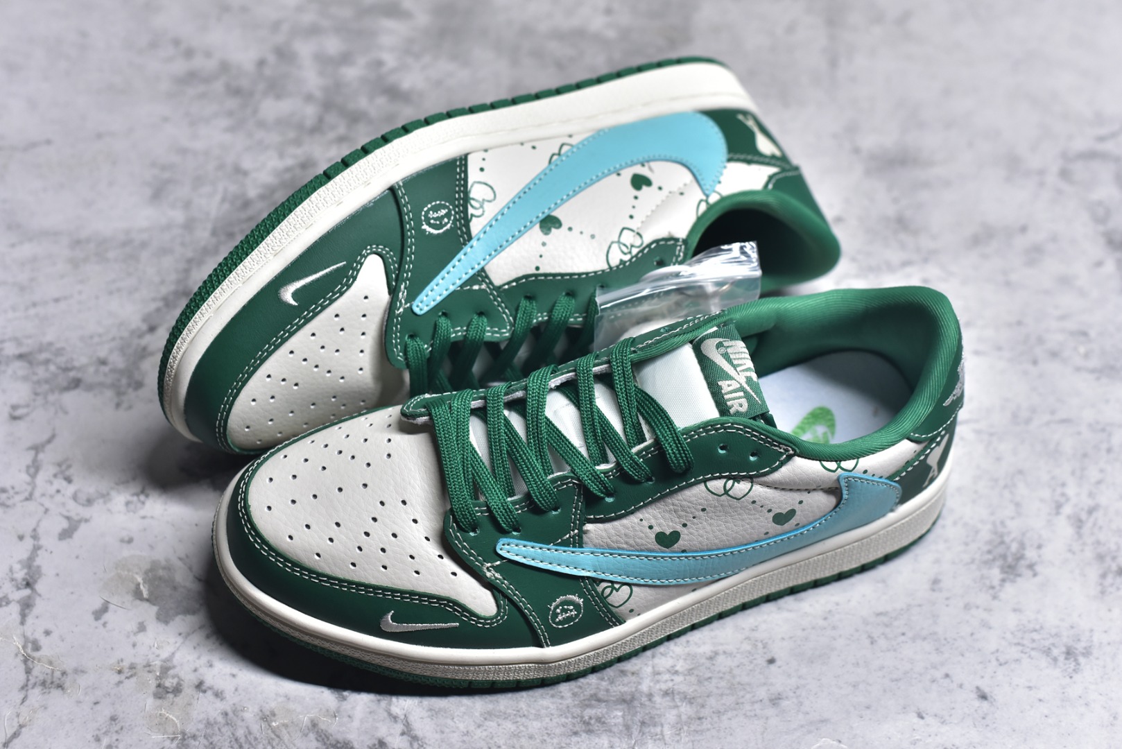图片[7]-#Travis Scott x Fragment Design x Air Jordan 1 Low OG SP AJ1 艾米联名 米绿爱心 低帮文化休闲板鞋 LD2025-030 #多方联名合作融合了Travis Scott 独特的音乐风格，藤原浩个性的设计风格以及Jordan品牌的经典元素 使其成为一双具有独特身份和价值的鞋子 清新而立体的外观加上联名标识更突出了其独特身份 这种配色方案显示出活力和时尚感 在视觉上引人注目 鞋身的质感和细腻的细节处理使其显得高端而格调十足 这款“倒钩”联名是设计与创意完美结合 融合多方的个性风格是一款备受瞩目的潮流鞋款 尺码：36 36.5 37.5 38 38.5 39 40 40.5 41 42 42.5 43 44 44.5 45 9.E5-选品中心