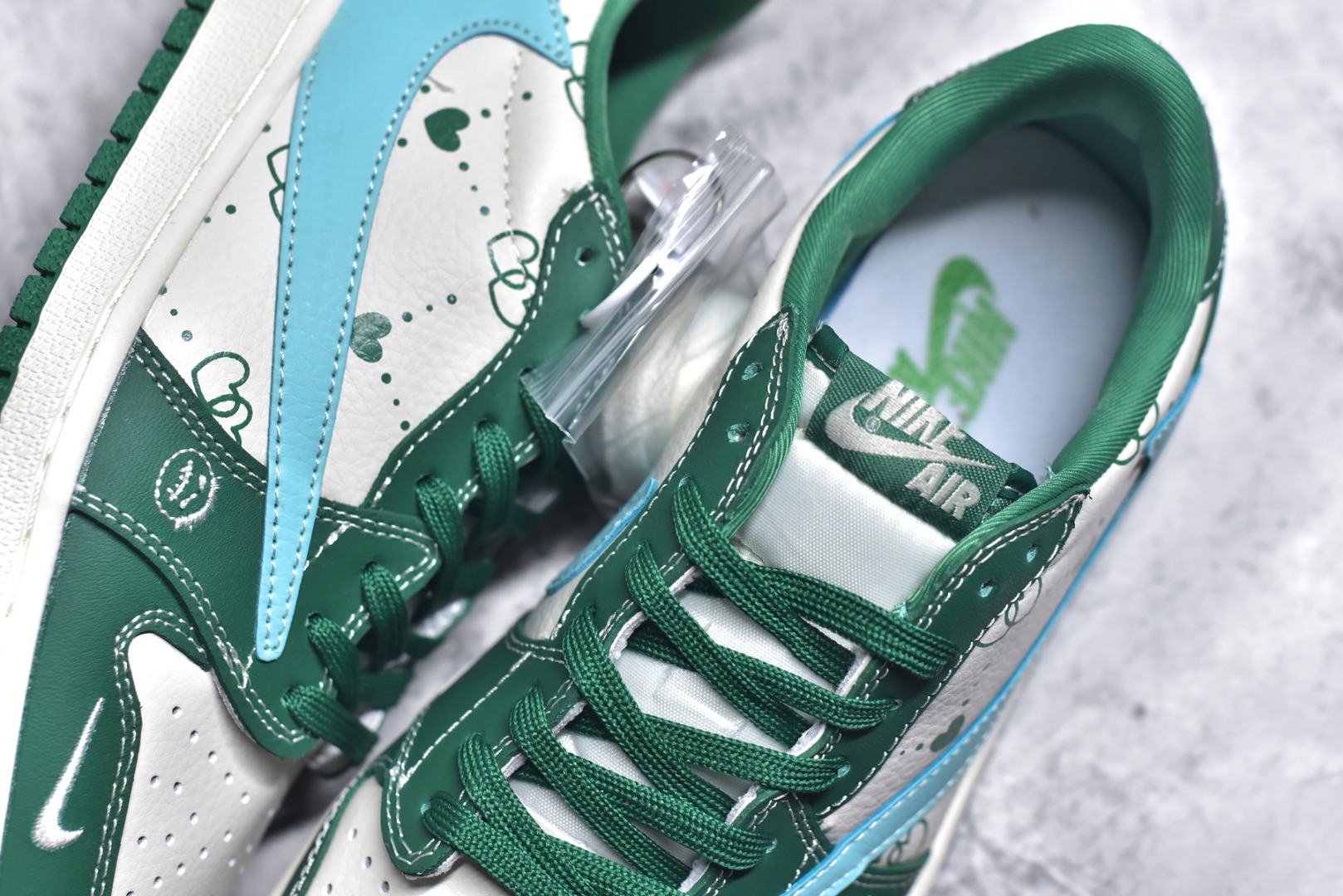 图片[9]-#Travis Scott x Fragment Design x Air Jordan 1 Low OG SP AJ1 艾米联名 米绿爱心 低帮文化休闲板鞋 LD2025-030 #多方联名合作融合了Travis Scott 独特的音乐风格，藤原浩个性的设计风格以及Jordan品牌的经典元素 使其成为一双具有独特身份和价值的鞋子 清新而立体的外观加上联名标识更突出了其独特身份 这种配色方案显示出活力和时尚感 在视觉上引人注目 鞋身的质感和细腻的细节处理使其显得高端而格调十足 这款“倒钩”联名是设计与创意完美结合 融合多方的个性风格是一款备受瞩目的潮流鞋款 尺码：36 36.5 37.5 38 38.5 39 40 40.5 41 42 42.5 43 44 44.5 45 9.E5-选品中心