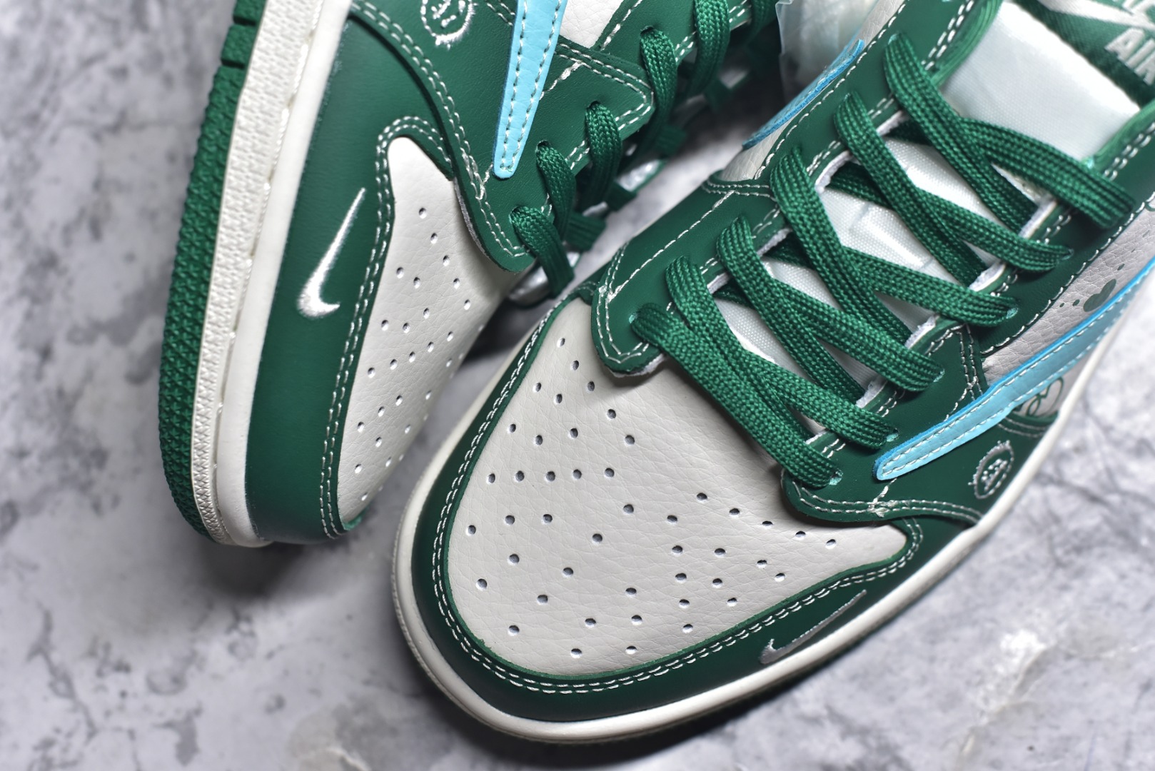图片[8]-#Travis Scott x Fragment Design x Air Jordan 1 Low OG SP AJ1 艾米联名 米绿爱心 低帮文化休闲板鞋 LD2025-030 #多方联名合作融合了Travis Scott 独特的音乐风格，藤原浩个性的设计风格以及Jordan品牌的经典元素 使其成为一双具有独特身份和价值的鞋子 清新而立体的外观加上联名标识更突出了其独特身份 这种配色方案显示出活力和时尚感 在视觉上引人注目 鞋身的质感和细腻的细节处理使其显得高端而格调十足 这款“倒钩”联名是设计与创意完美结合 融合多方的个性风格是一款备受瞩目的潮流鞋款 尺码：36 36.5 37.5 38 38.5 39 40 40.5 41 42 42.5 43 44 44.5 45 9.E5-选品中心