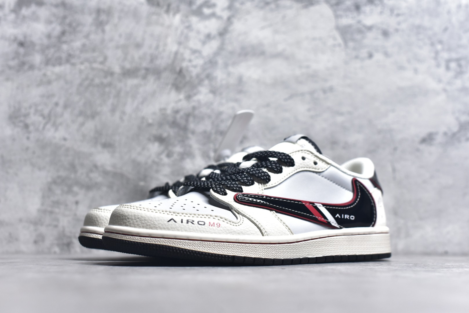 图片[2]-#Travis Scott x Fragment Design x Air Jordan 1 Low OG SP AJ1 问界联名 鎏金黑 低帮文化休闲板鞋 FC1688-238 #多方联名合作融合了Travis Scott 独特的音乐风格，藤原浩个性的设计风格以及Jordan品牌的经典元素 使其成为一双具有独特身份和价值的鞋子 清新而立体的外观加上联名标识更突出了其独特身份 这种配色方案显示出活力和时尚感 在视觉上引人注目 鞋身的质感和细腻的细节处理使其显得高端而格调十足 这款“倒钩”联名是设计与创意完美结合 融合多方的个性风格是一款备受瞩目的潮流鞋款 尺码：36 36.5 37.5 38 38.5 39 40 40.5 41 42 42.5 43 44 44.5 45 9.E5-选品中心