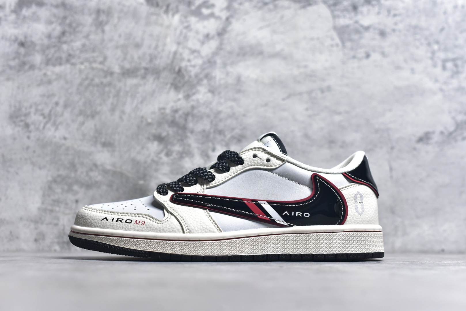 #Travis Scott x Fragment Design x Air Jordan 1 Low OG SP AJ1 问界联名 鎏金黑 低帮文化休闲板鞋 FC1688-238 #多方联名合作融合了Travis Scott 独特的音乐风格，藤原浩个性的设计风格以及Jordan品牌的经典元素 使其成为一双具有独特身份和价值的鞋子 清新而立体的外观加上联名标识更突出了其独特身份 这种配色方案显示出活力和时尚感 在视觉上引人注目 鞋身的质感和细腻的细节处理使其显得高端而格调十足 这款“倒钩”联名是设计与创意完美结合 融合多方的个性风格是一款备受瞩目的潮流鞋款 尺码：36 36.5 37.5 38 38.5 39 40 40.5 41 42 42.5 43 44 44.5 45 9.E5-选品中心