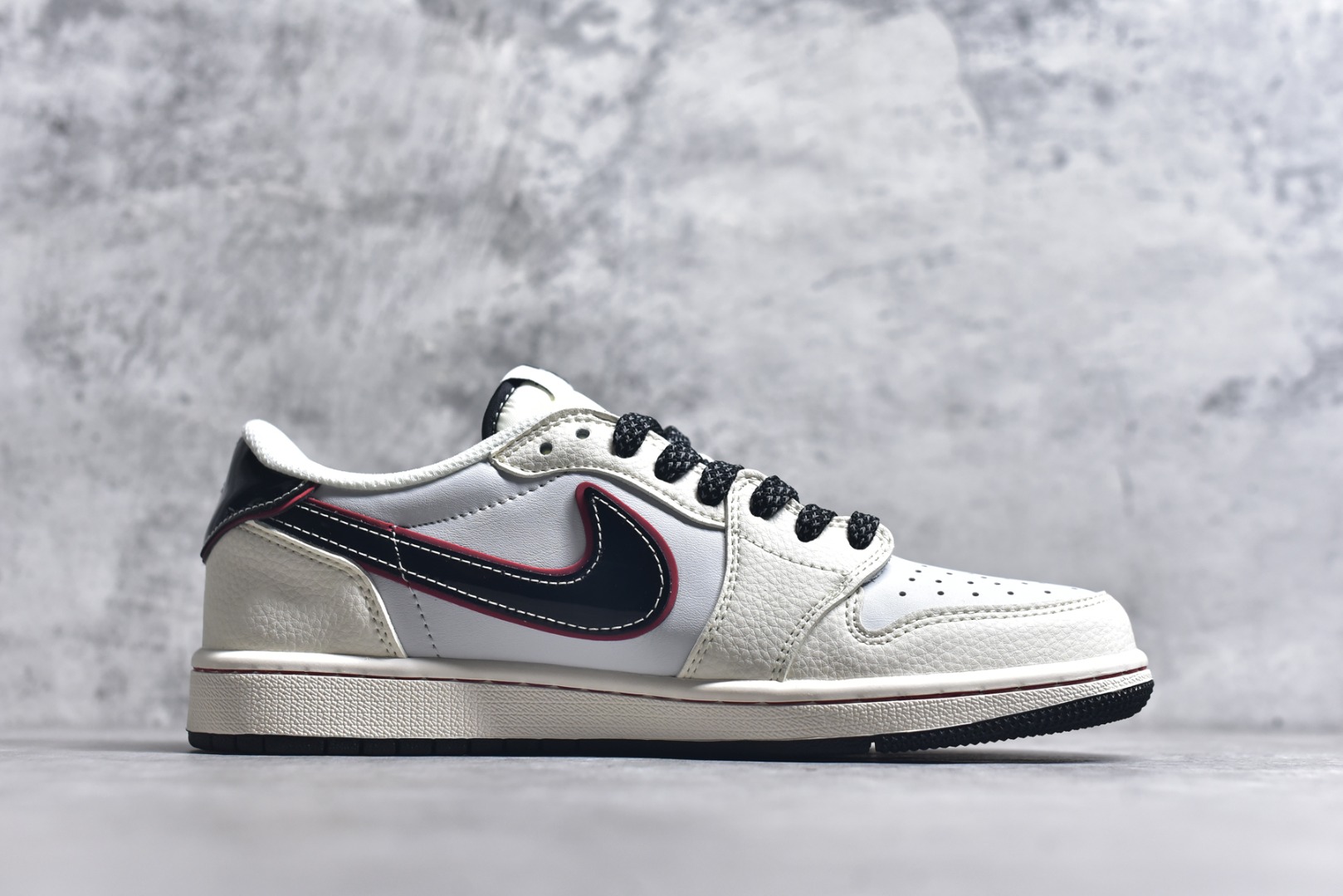 图片[3]-#Travis Scott x Fragment Design x Air Jordan 1 Low OG SP AJ1 问界联名 鎏金黑 低帮文化休闲板鞋 FC1688-238 #多方联名合作融合了Travis Scott 独特的音乐风格，藤原浩个性的设计风格以及Jordan品牌的经典元素 使其成为一双具有独特身份和价值的鞋子 清新而立体的外观加上联名标识更突出了其独特身份 这种配色方案显示出活力和时尚感 在视觉上引人注目 鞋身的质感和细腻的细节处理使其显得高端而格调十足 这款“倒钩”联名是设计与创意完美结合 融合多方的个性风格是一款备受瞩目的潮流鞋款 尺码：36 36.5 37.5 38 38.5 39 40 40.5 41 42 42.5 43 44 44.5 45 9.E5-选品中心