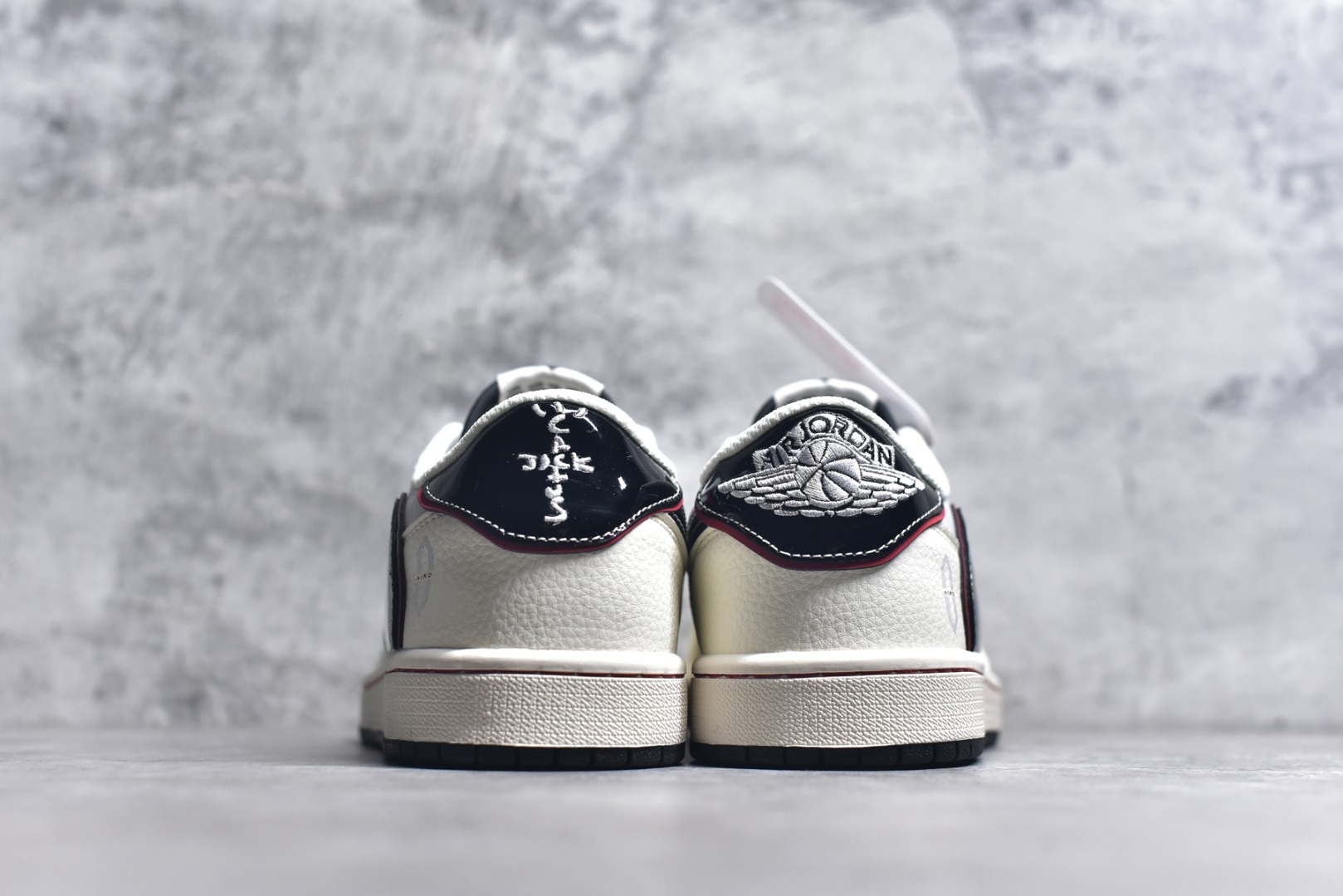 图片[5]-#Travis Scott x Fragment Design x Air Jordan 1 Low OG SP AJ1 问界联名 鎏金黑 低帮文化休闲板鞋 FC1688-238 #多方联名合作融合了Travis Scott 独特的音乐风格，藤原浩个性的设计风格以及Jordan品牌的经典元素 使其成为一双具有独特身份和价值的鞋子 清新而立体的外观加上联名标识更突出了其独特身份 这种配色方案显示出活力和时尚感 在视觉上引人注目 鞋身的质感和细腻的细节处理使其显得高端而格调十足 这款“倒钩”联名是设计与创意完美结合 融合多方的个性风格是一款备受瞩目的潮流鞋款 尺码：36 36.5 37.5 38 38.5 39 40 40.5 41 42 42.5 43 44 44.5 45 9.E5-选品中心