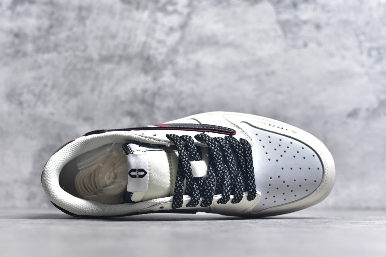 图片[4]-#Travis Scott x Fragment Design x Air Jordan 1 Low OG SP AJ1 问界联名 鎏金黑 低帮文化休闲板鞋 FC1688-238 #多方联名合作融合了Travis Scott 独特的音乐风格，藤原浩个性的设计风格以及Jordan品牌的经典元素 使其成为一双具有独特身份和价值的鞋子 清新而立体的外观加上联名标识更突出了其独特身份 这种配色方案显示出活力和时尚感 在视觉上引人注目 鞋身的质感和细腻的细节处理使其显得高端而格调十足 这款“倒钩”联名是设计与创意完美结合 融合多方的个性风格是一款备受瞩目的潮流鞋款 尺码：36 36.5 37.5 38 38.5 39 40 40.5 41 42 42.5 43 44 44.5 45 9.E5-选品中心