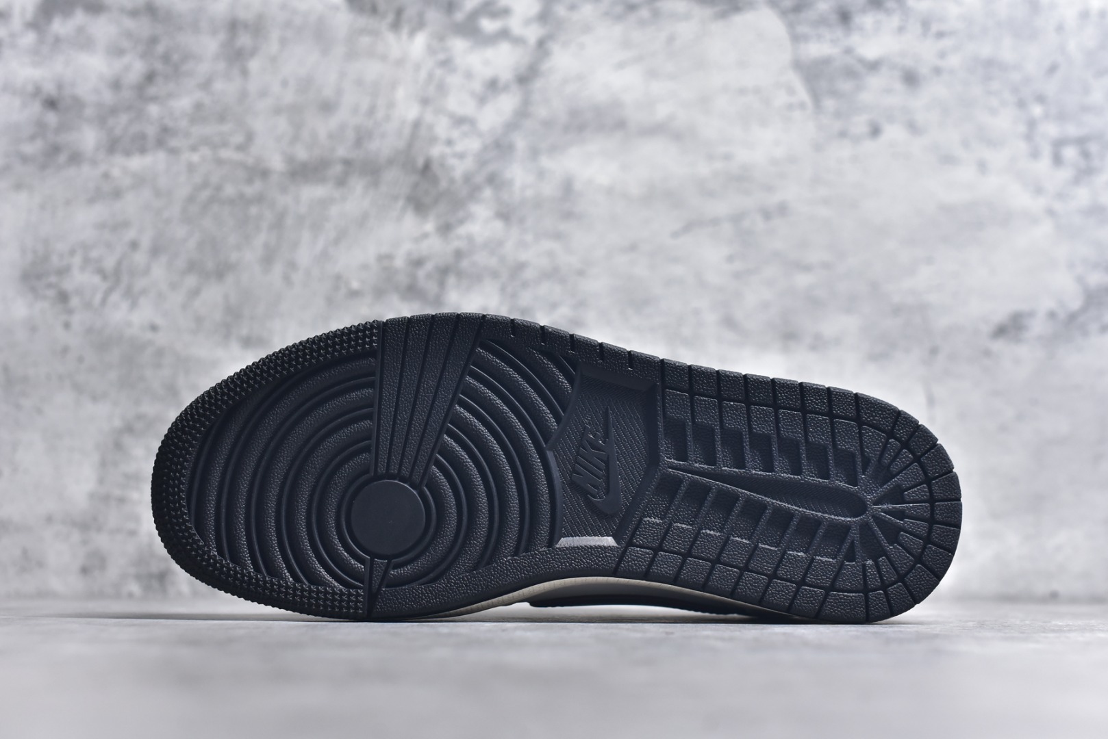 图片[6]-#Travis Scott x Fragment Design x Air Jordan 1 Low OG SP AJ1 问界联名 鎏金黑 低帮文化休闲板鞋 FC1688-238 #多方联名合作融合了Travis Scott 独特的音乐风格，藤原浩个性的设计风格以及Jordan品牌的经典元素 使其成为一双具有独特身份和价值的鞋子 清新而立体的外观加上联名标识更突出了其独特身份 这种配色方案显示出活力和时尚感 在视觉上引人注目 鞋身的质感和细腻的细节处理使其显得高端而格调十足 这款“倒钩”联名是设计与创意完美结合 融合多方的个性风格是一款备受瞩目的潮流鞋款 尺码：36 36.5 37.5 38 38.5 39 40 40.5 41 42 42.5 43 44 44.5 45 9.E5-选品中心