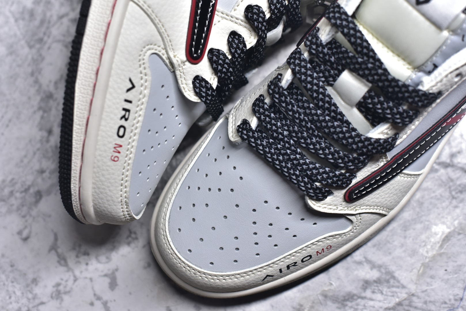 图片[8]-#Travis Scott x Fragment Design x Air Jordan 1 Low OG SP AJ1 问界联名 鎏金黑 低帮文化休闲板鞋 FC1688-238 #多方联名合作融合了Travis Scott 独特的音乐风格，藤原浩个性的设计风格以及Jordan品牌的经典元素 使其成为一双具有独特身份和价值的鞋子 清新而立体的外观加上联名标识更突出了其独特身份 这种配色方案显示出活力和时尚感 在视觉上引人注目 鞋身的质感和细腻的细节处理使其显得高端而格调十足 这款“倒钩”联名是设计与创意完美结合 融合多方的个性风格是一款备受瞩目的潮流鞋款 尺码：36 36.5 37.5 38 38.5 39 40 40.5 41 42 42.5 43 44 44.5 45 9.E5-选品中心