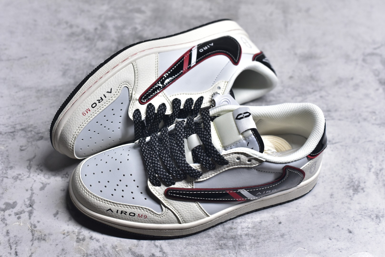 图片[7]-#Travis Scott x Fragment Design x Air Jordan 1 Low OG SP AJ1 问界联名 鎏金黑 低帮文化休闲板鞋 FC1688-238 #多方联名合作融合了Travis Scott 独特的音乐风格，藤原浩个性的设计风格以及Jordan品牌的经典元素 使其成为一双具有独特身份和价值的鞋子 清新而立体的外观加上联名标识更突出了其独特身份 这种配色方案显示出活力和时尚感 在视觉上引人注目 鞋身的质感和细腻的细节处理使其显得高端而格调十足 这款“倒钩”联名是设计与创意完美结合 融合多方的个性风格是一款备受瞩目的潮流鞋款 尺码：36 36.5 37.5 38 38.5 39 40 40.5 41 42 42.5 43 44 44.5 45 9.E5-选品中心