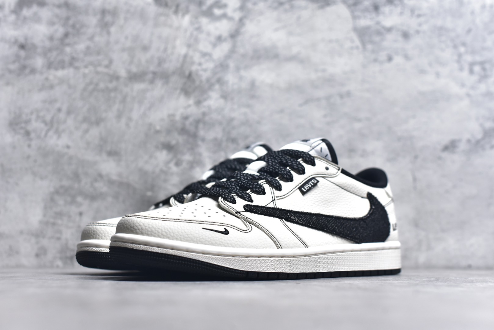 图片[2]-#Levis x Jordan 1 Low AJ1 乔1李维斯联名 低帮文化休闲板鞋 LE2436-135 #多方联名合作融合了Travis Scott 独特的音乐风格，藤原浩个性的设计风格以及Jordan品牌的经典元素 使其成为一双具有独特身份和价值的鞋子 清新而立体的外观加上联名标识更突出了其独特身份 这种配色方案显示出活力和时尚感 在视觉上引人注目 鞋身的质感和细腻的细节处理使其显得高端而格调十足 这款“倒钩”联名是设计与创意完美结合 融合多方的个性风格是一款备受瞩目的潮流鞋款 尺码：36 36.5 37.5 38 38.5 39 40 40.5 41 42 42.5 43 44 44.5 45 9.E5-选品中心